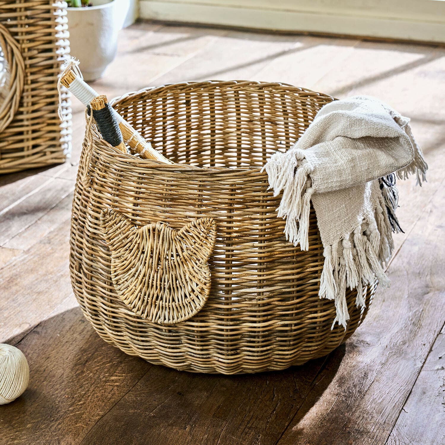Mand Miezzi Ronde mand van natuurlijk riet met kattenkopdecoratie en beige deken