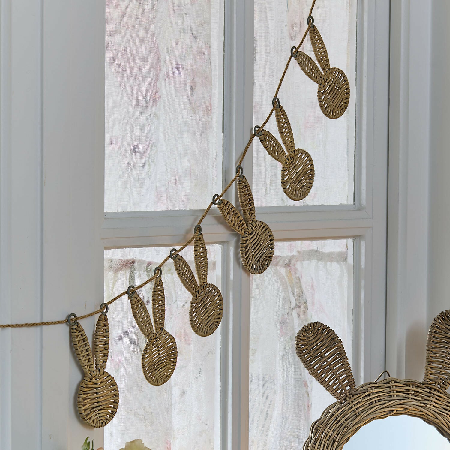 Slinger Papillonette Rieten slinger met konijnenhoofden in natuurlijke kleur, rustieke raamdecoratie van gevlochten materiaal