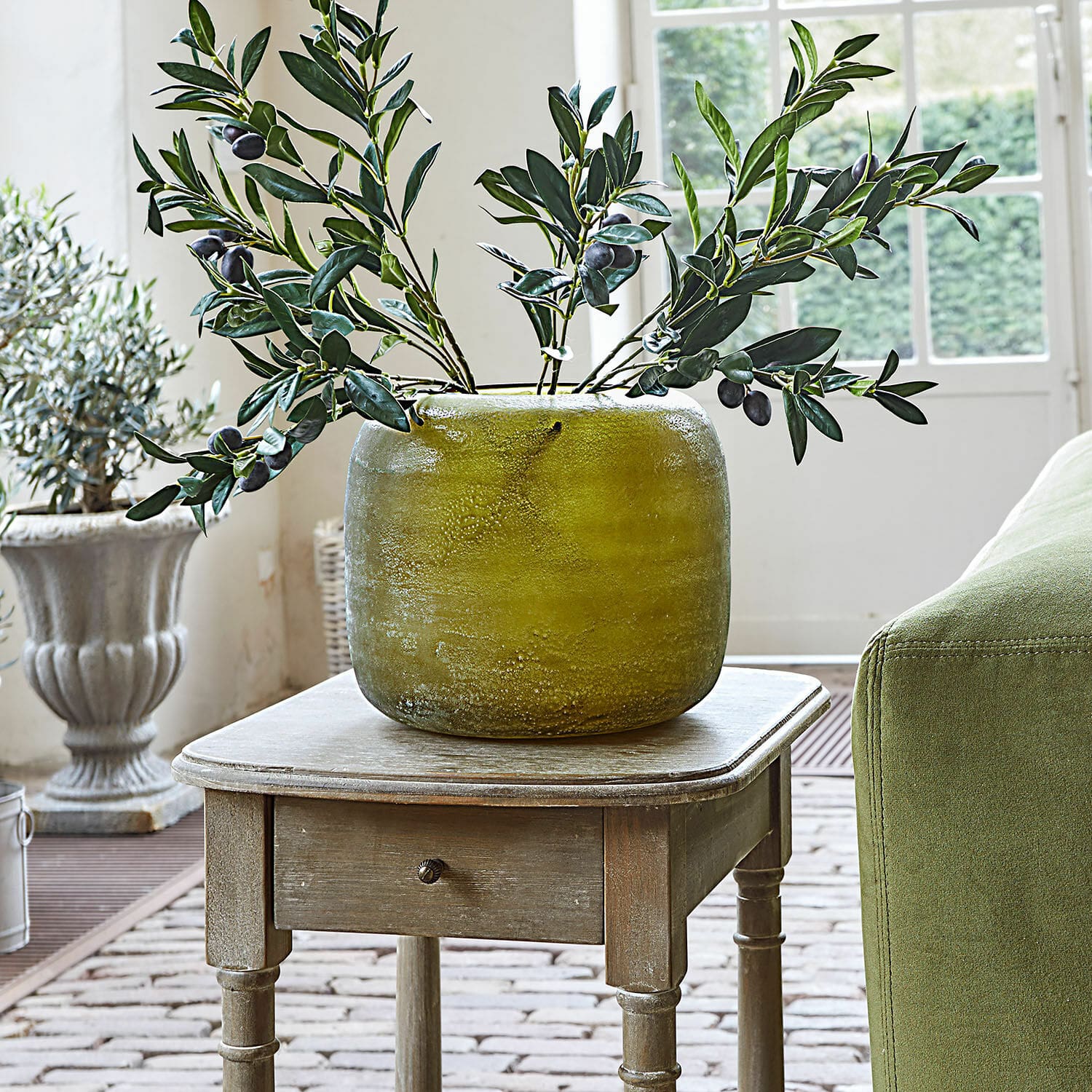 Vaas Hilvento Groene keramische vaas op houten tafel met decoratieve olijftakken in lichte kamer