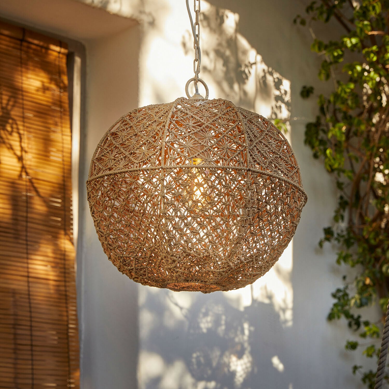 Ronde hanglamp van gevlochten natuurlijk touw in beige kleur voor sfeervolle binnenverlichting