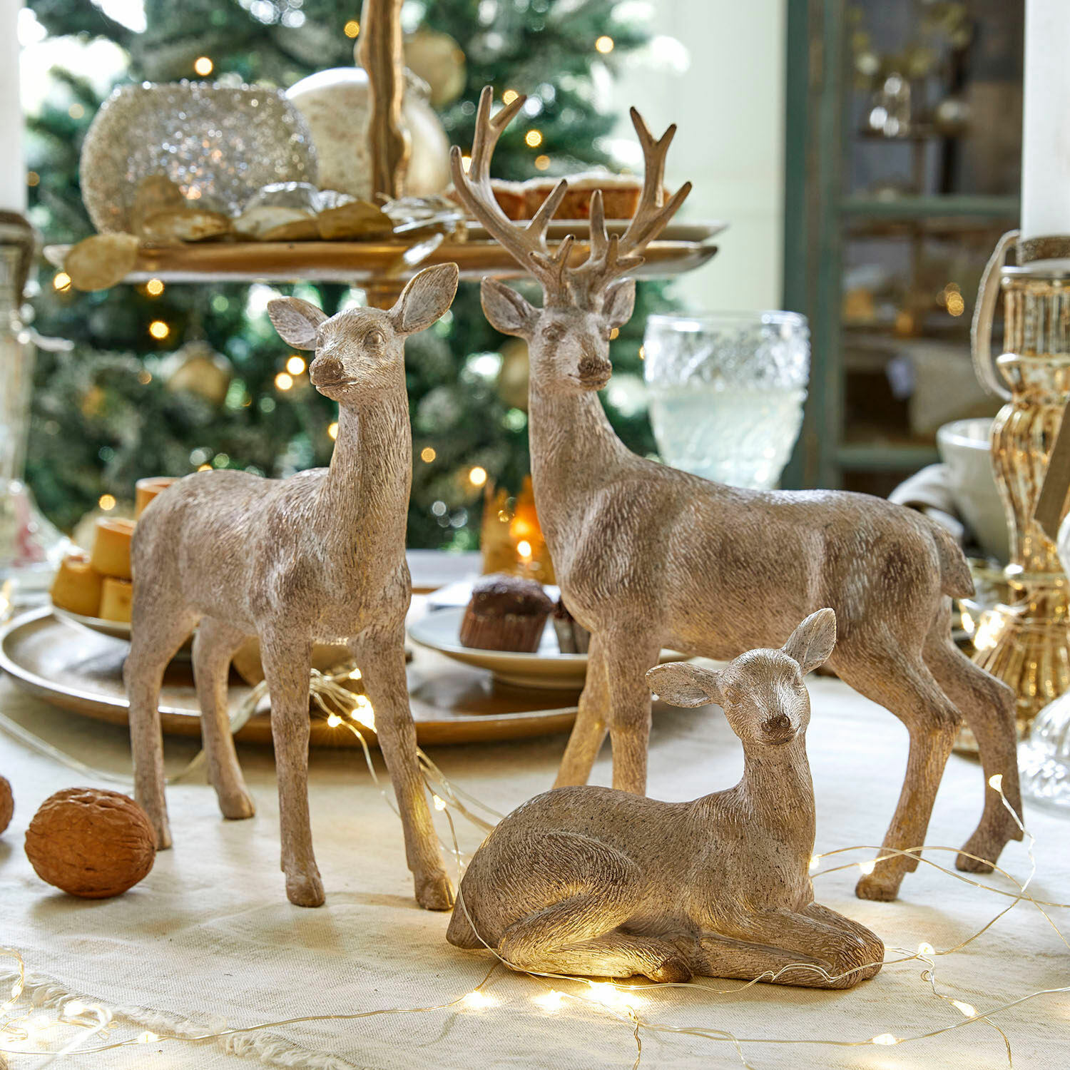 Decoratiefiguur set van 3 Yasirah Set van drie decoratieve houten herten in natuurlijke kleur op kersttafel met LED-lichtjes