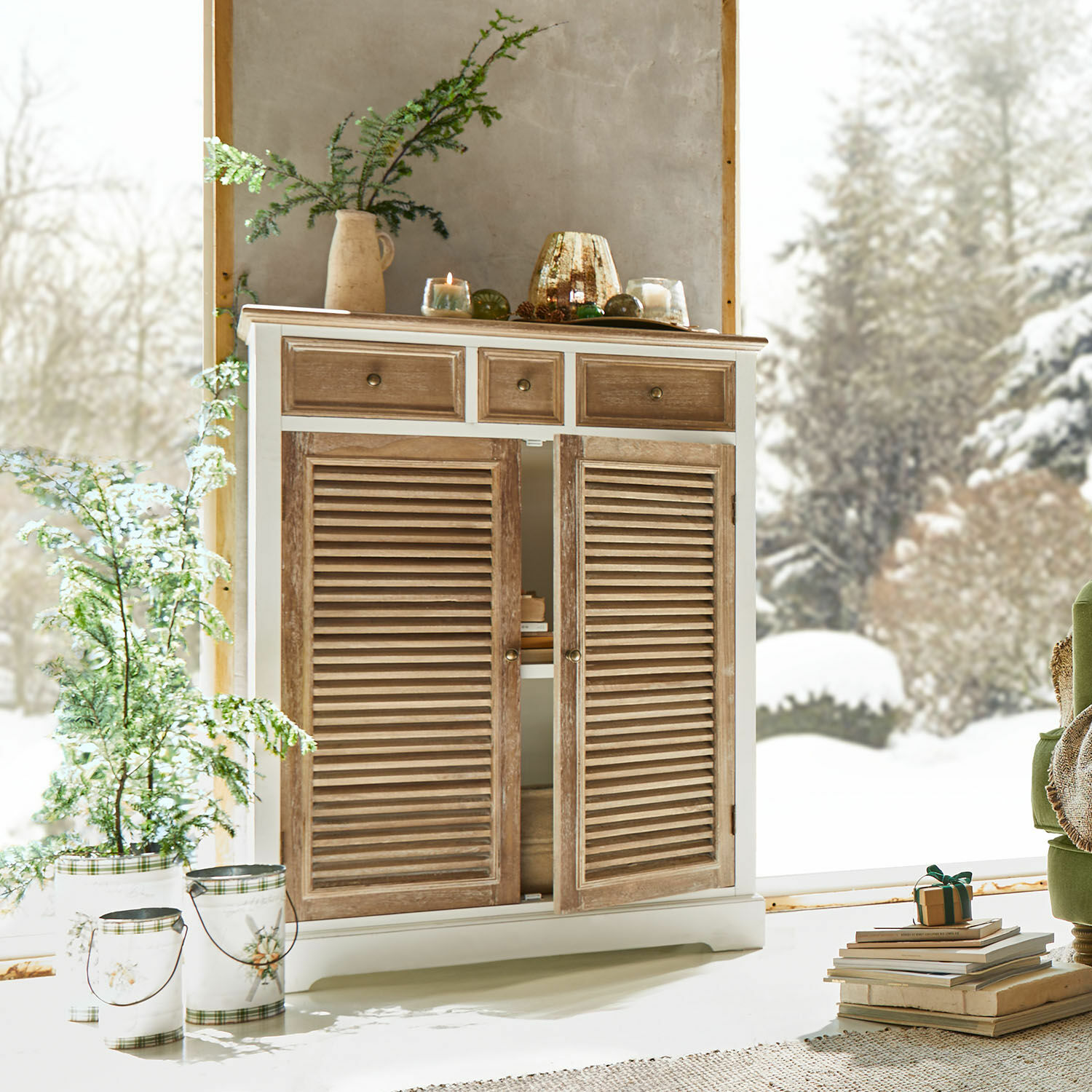 Kast van natuurlijk en wit hout met lamellen deuren en drie laden voor opbergruimte