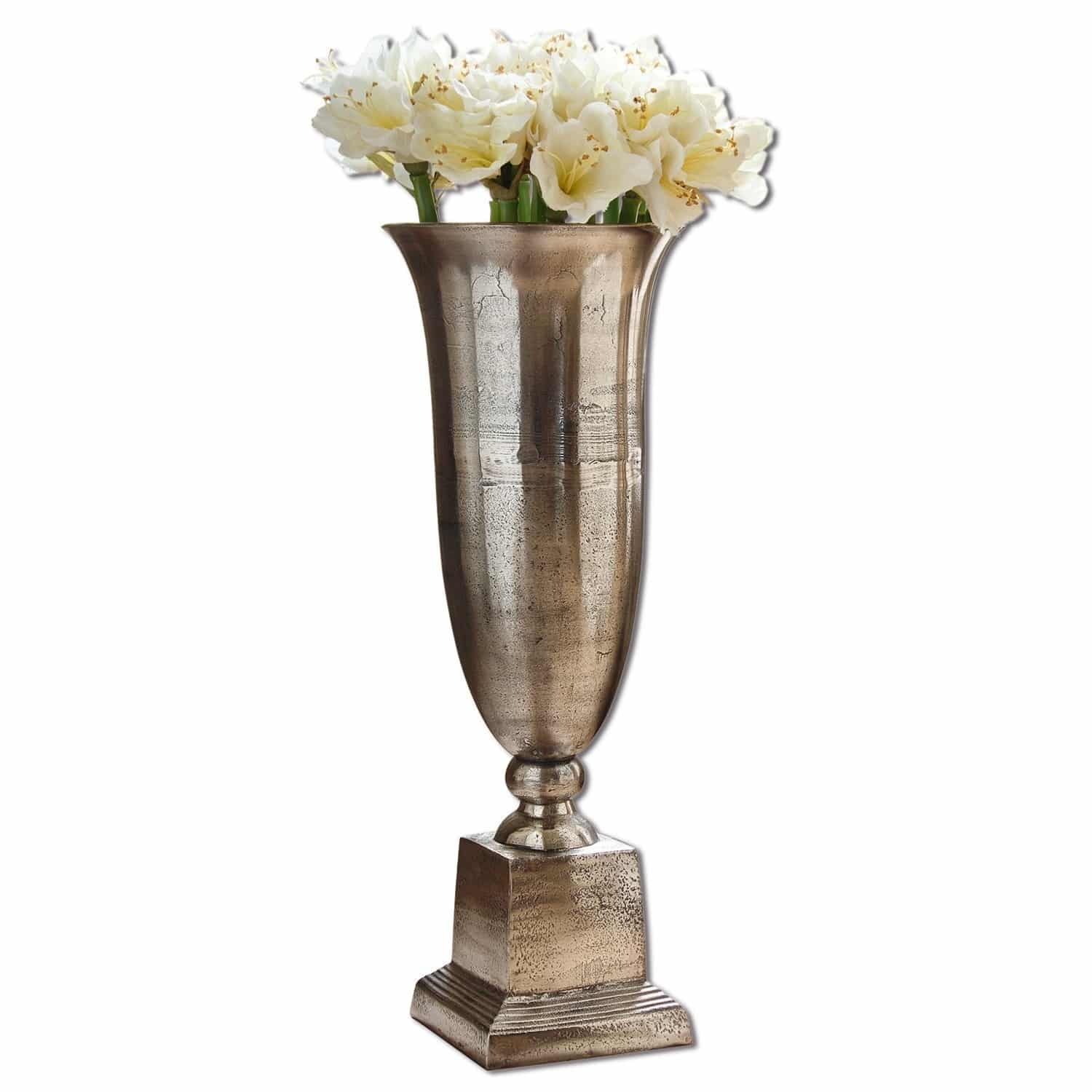 Vaas Belfort Hoge zilverkleurige metalen vaas met witte bloemen voor stijlvolle interieurdecoratie