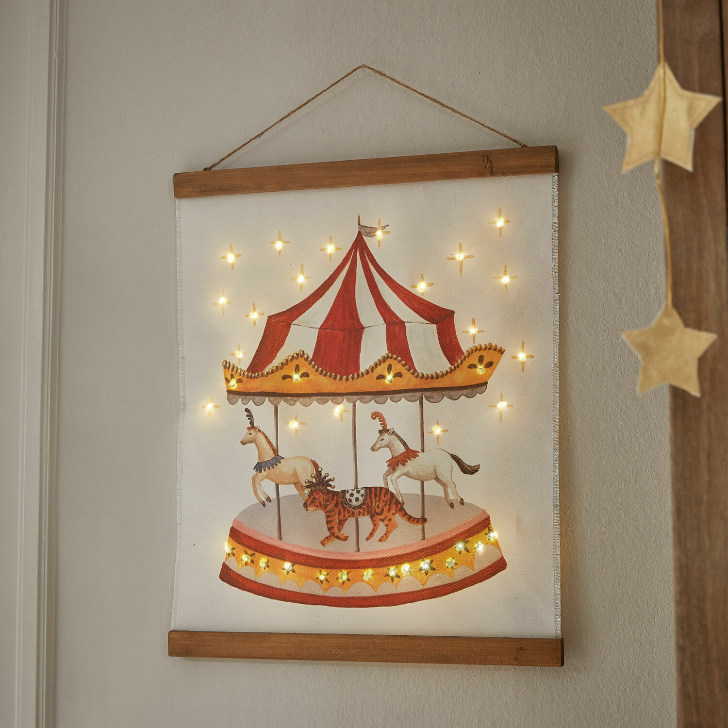 Wanddecoratie van stof met LED-verlichting met een rood-witte draaimolen