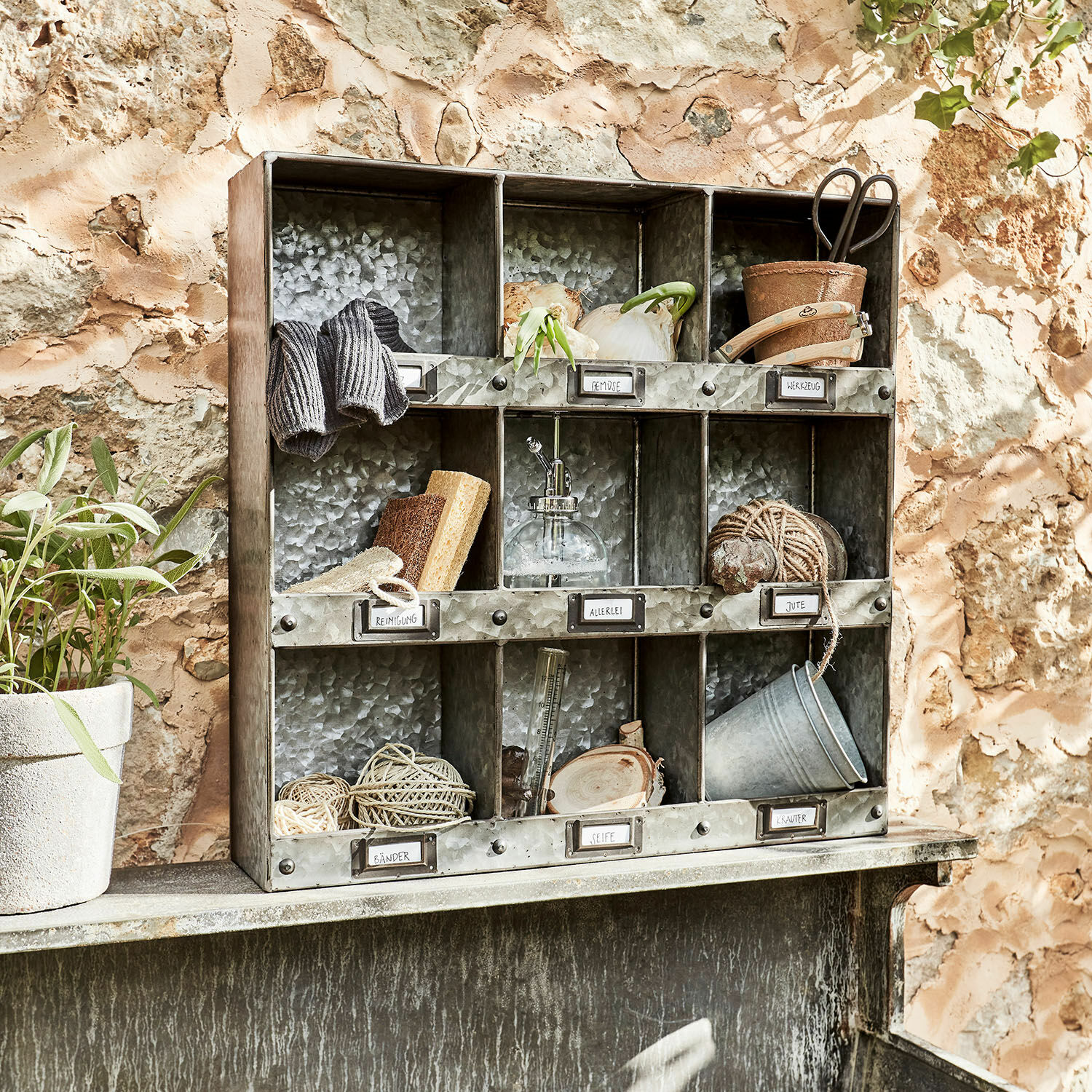 Wandrek Esttar Metalen vintage kast met vakken voor tuingereedschap en planten