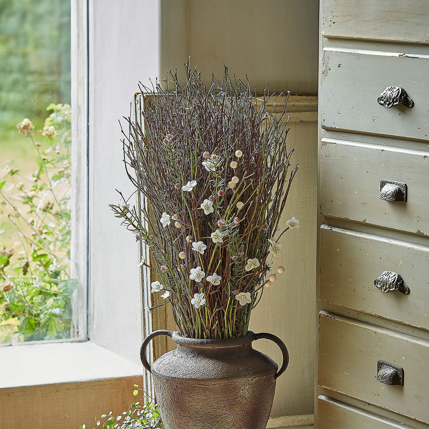Sierboeket Verilo Decoratieve bruine metalen vaas met takken en witte bloemen op vensterbank