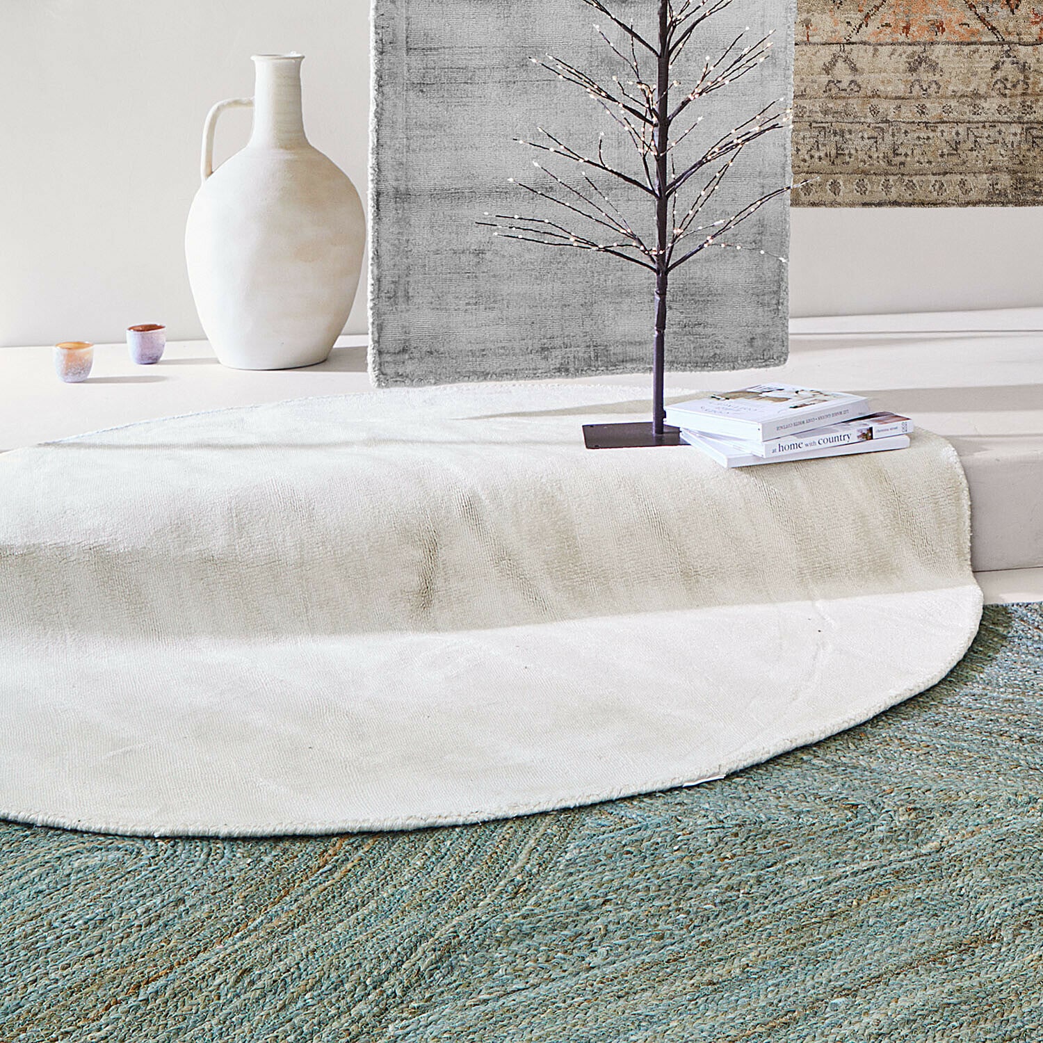 Vloerkleed Mariselle Ronde witte zachte vloerkleed op groene vloerkleed, moderne interieurdecoratie