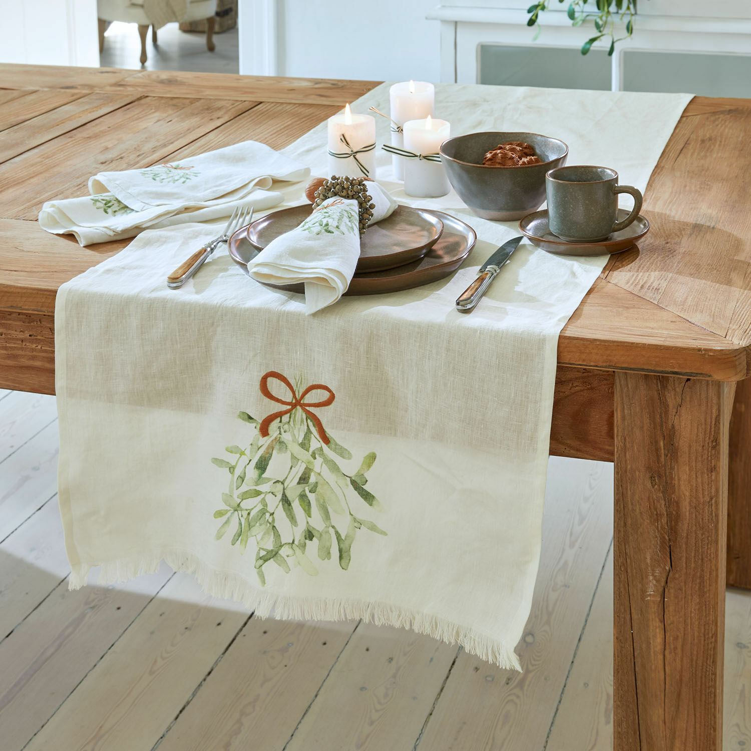 Tafelloper Mistletoe Linnen tafelloper met maretakmotief op houten tafel met rustieke tafelsetting