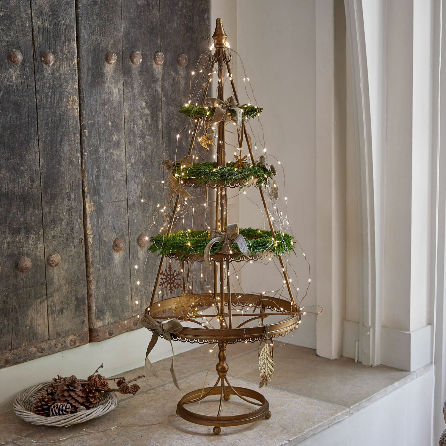 Sierboom Yolivine Gouden metalen kerstdecoratie met groene kransen en LED-lichtjes op tafel