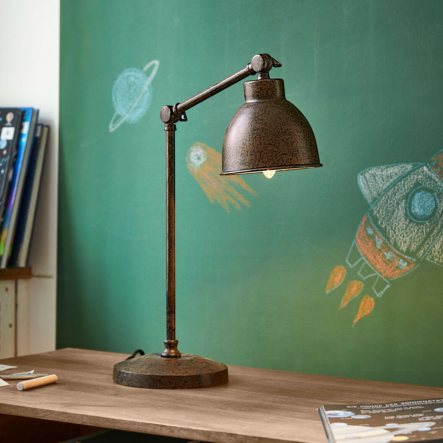 Bureaulamp Cheeklee Metalen bureaulamp met roestbruine afwerking op houten bureau voor een groen bord met ruimte tekeningen