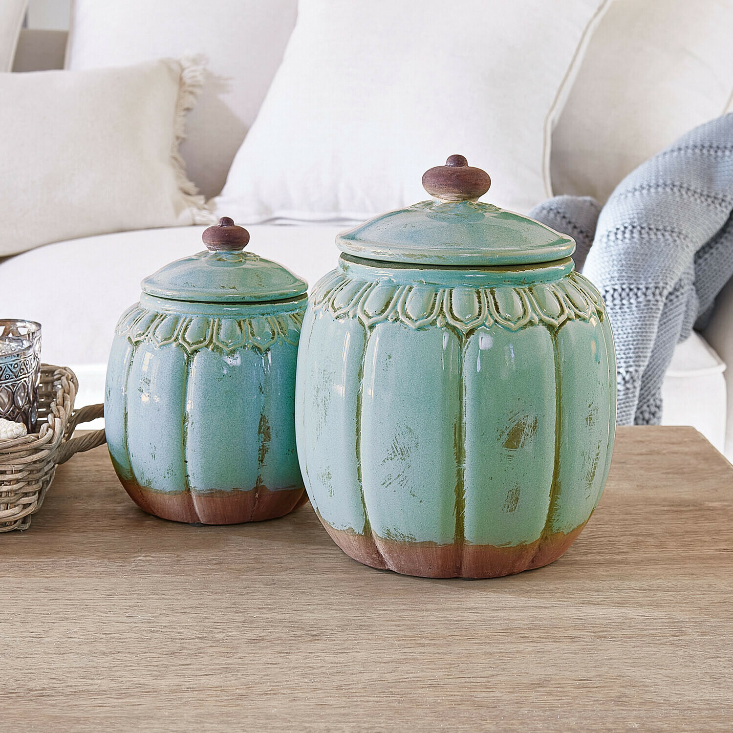 Set van twee groene keramische potten met bruine details op een houten tafel