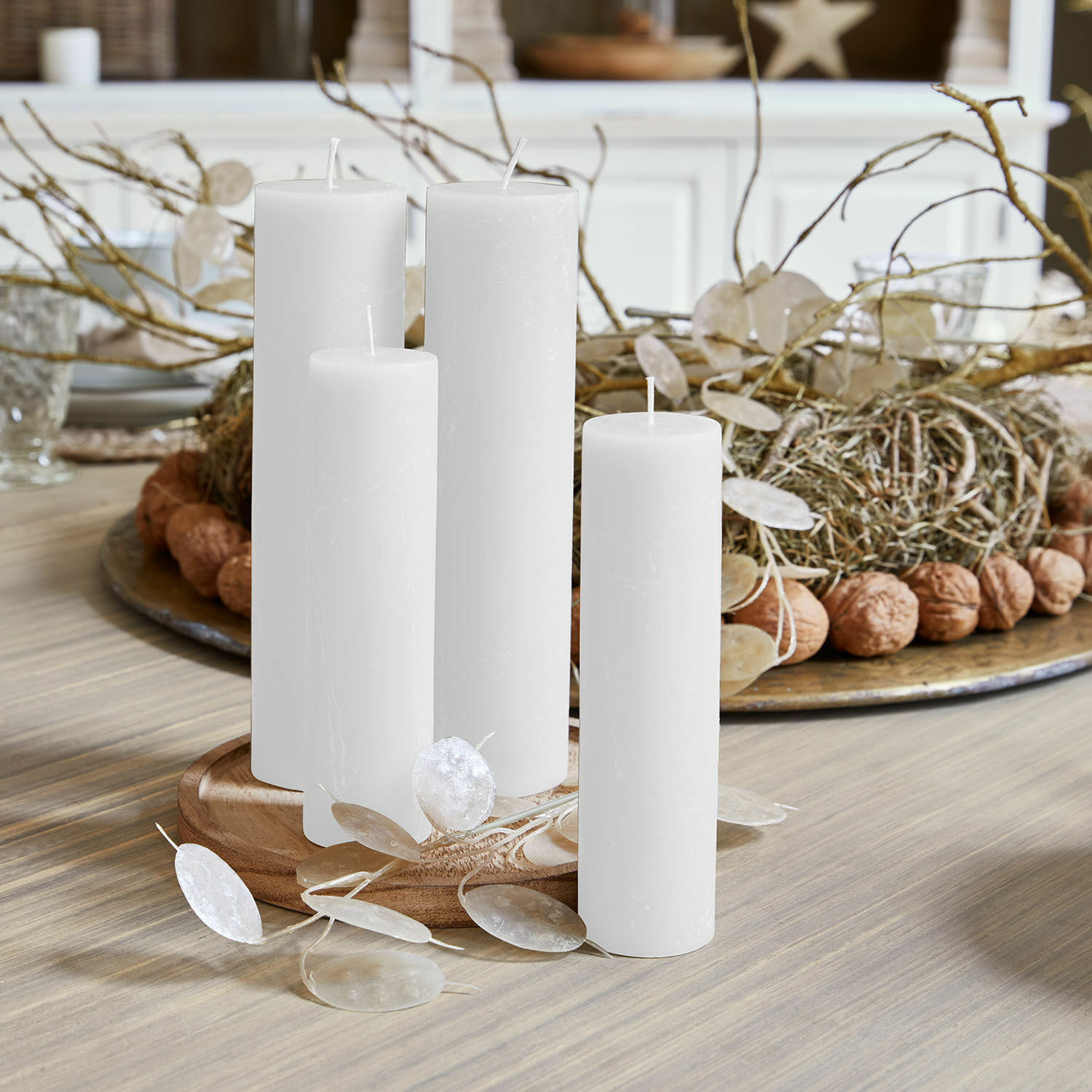 Kaars set van 4 Avinal Set van vier witte decoratieve kaarsen op houten schaal met natuurlijke accenten