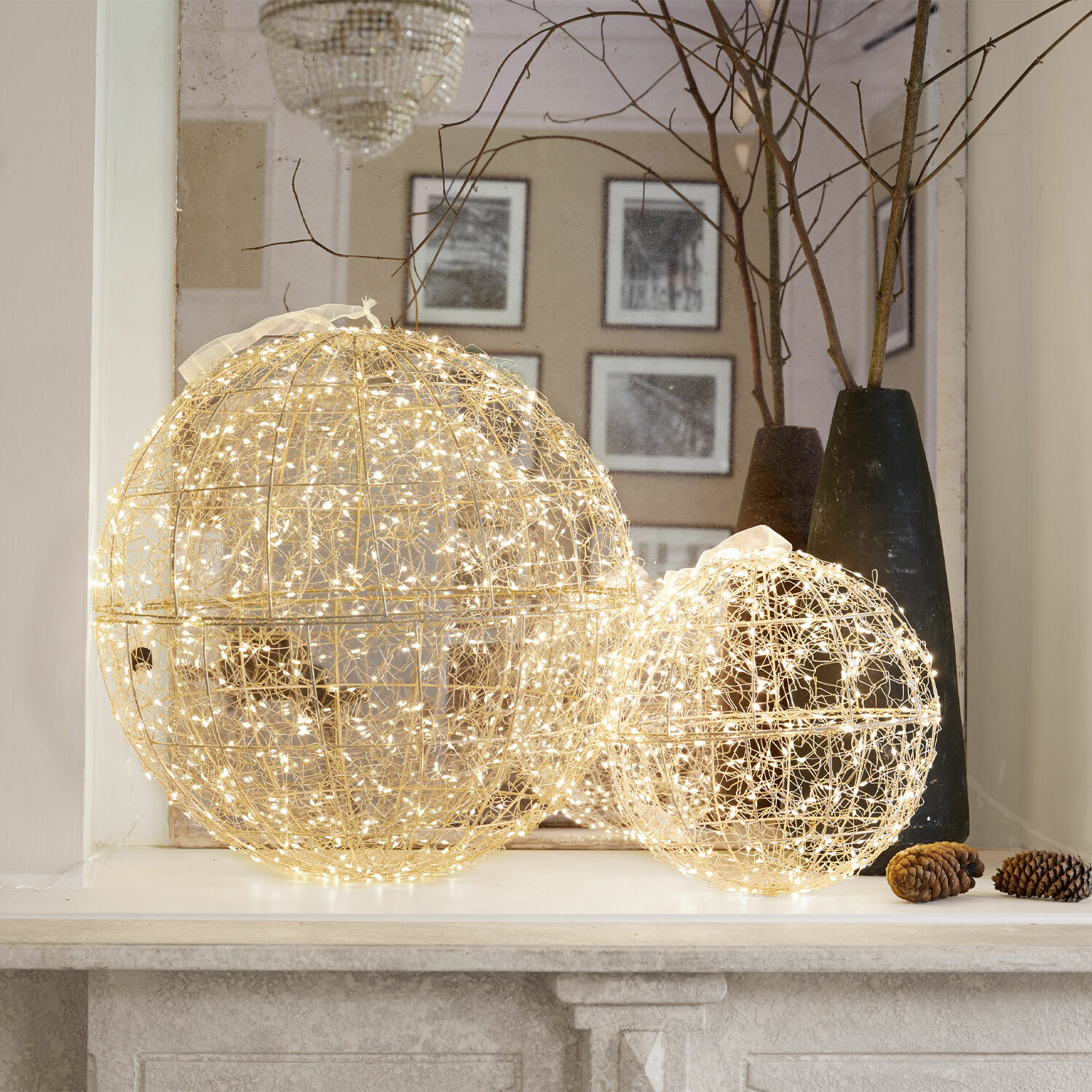 Ledbol set van 2 Ambertin Twee decoratieve gouden draadballen met LED-lichtjes, perfect voor sfeervolle kerstverlichting binnen.