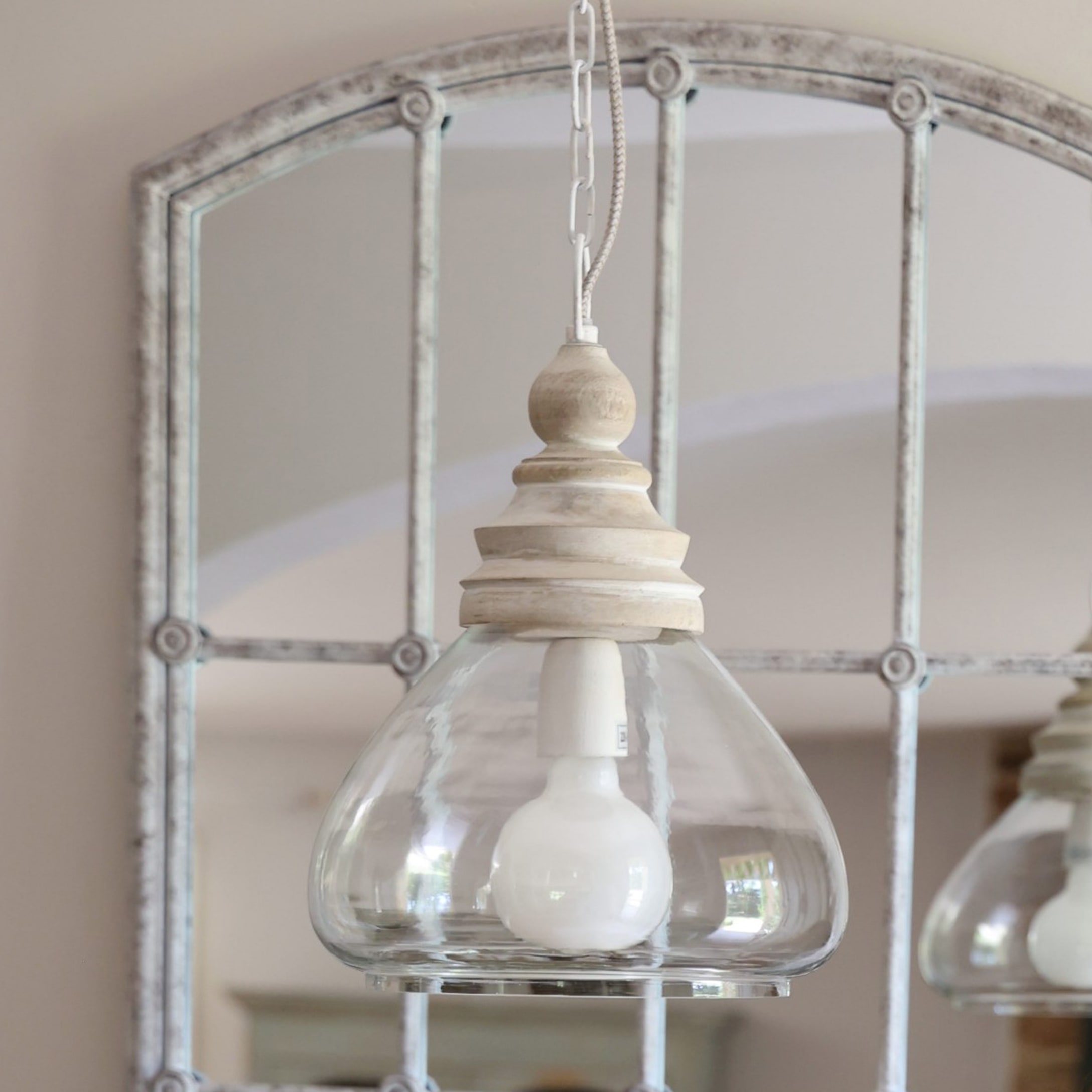 Hanglamp van helder glas en licht hout voor een rustieke en natuurlijke woonstijl