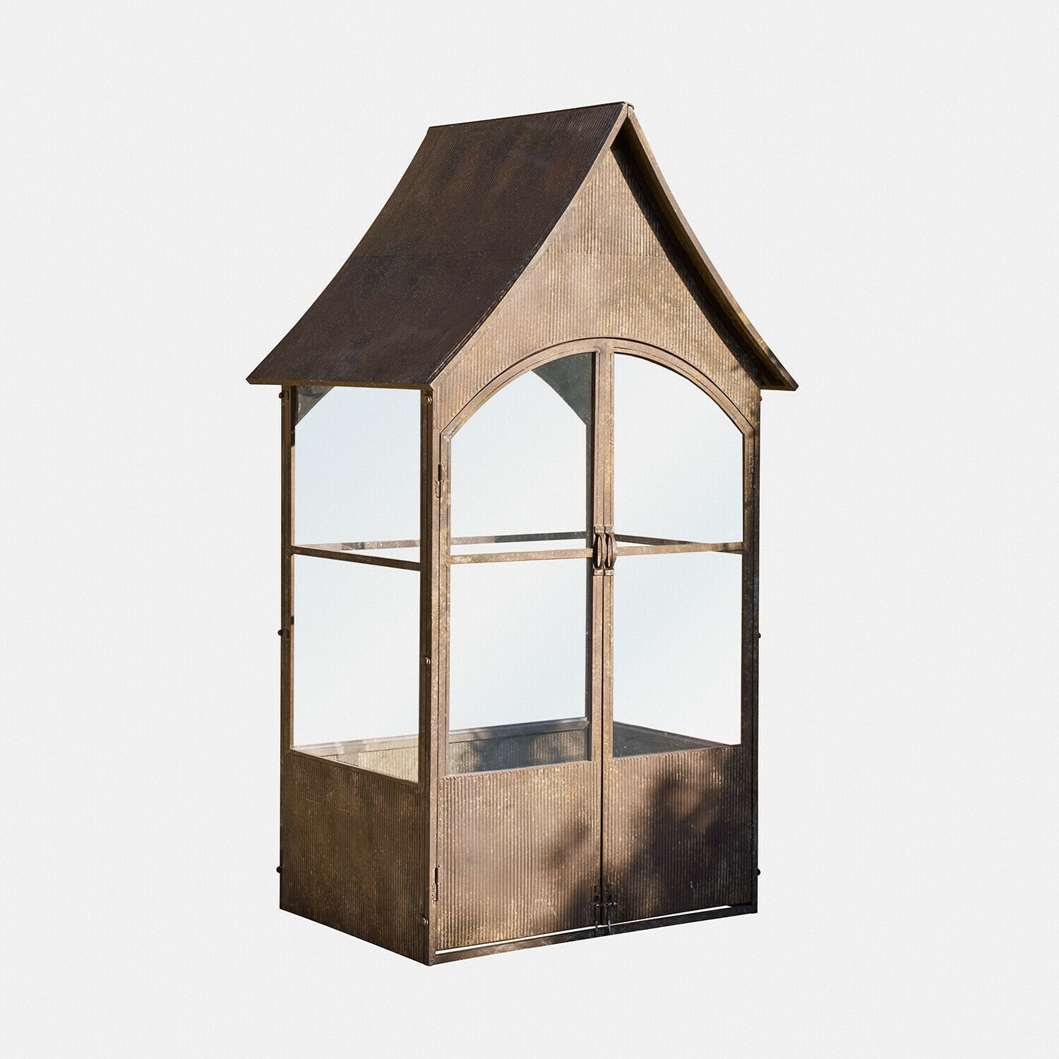 Decoratieve bruine metalen kas in huisvorm voor het kweken van planten in de tuin