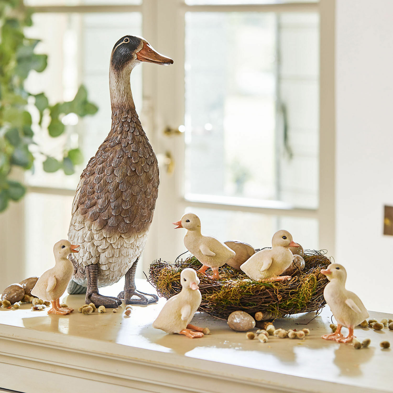 Eend en kuikens set van 6 Levevre Decoratief bruine eendenfiguur met vijf kleine eendjes bij een nest met decoratieve eieren