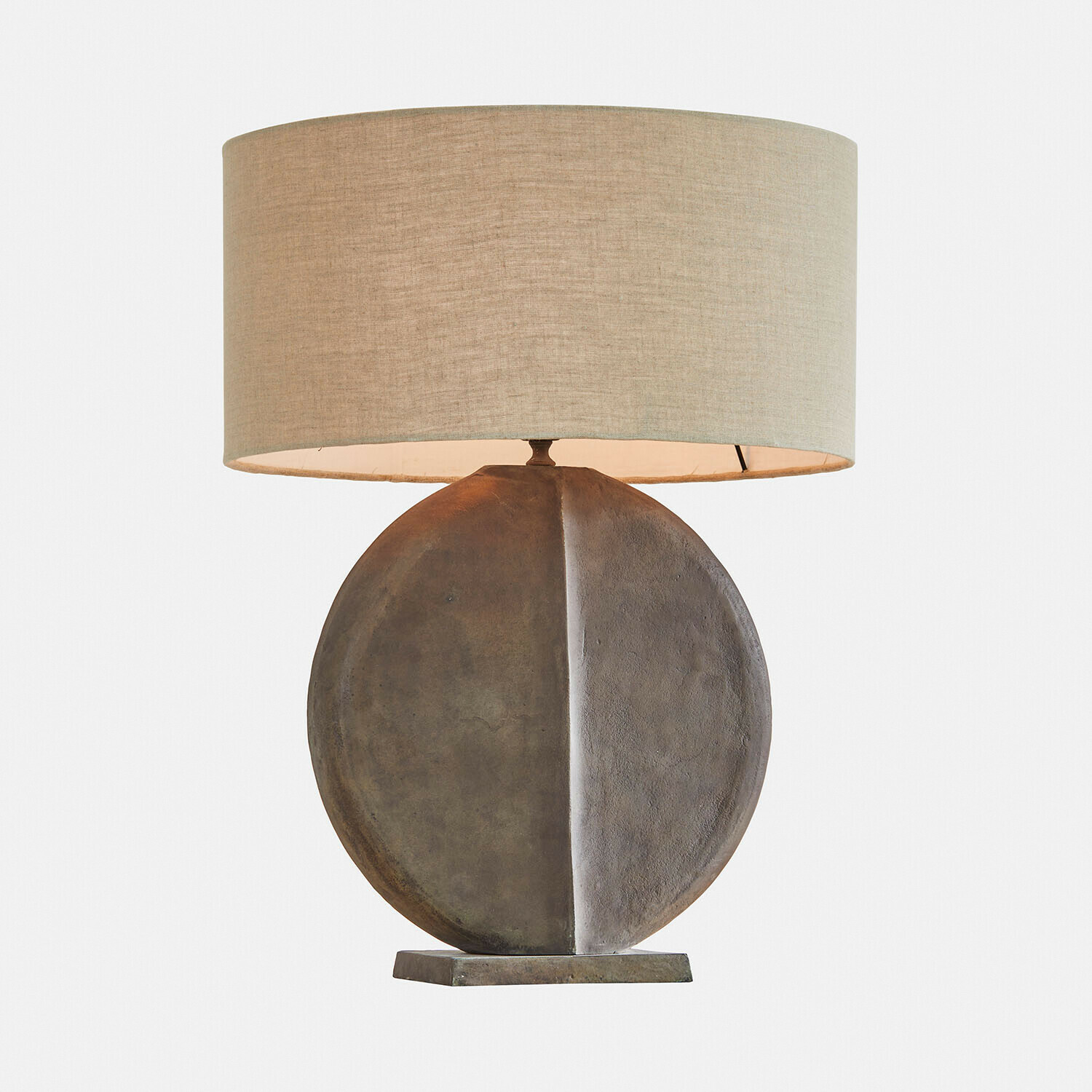 Tafellamp met ronde metalen basis in bruin en beige lampenkap voor sfeerverlichting