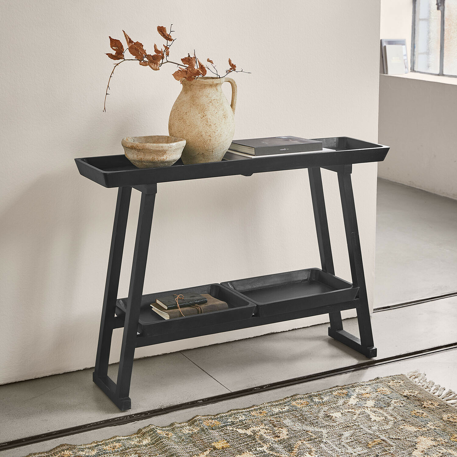 Wandtafel Ivywood Zwart houten bijzettafeltje met planken, keramische vaas en boeken in minimalistisch interieur
