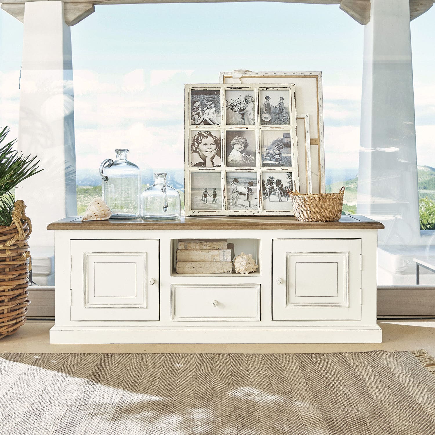 Sideboard Cogolin Witte houten dressoir met lade en deuren, versierd met glazen flessen en vintage fotolijsten