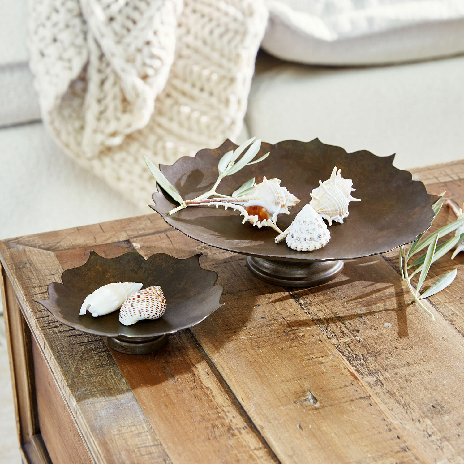 Decoratieve schaal set van 2 Viverto Twee decoratieve bruine metalen schalen op houten tafel met schelpen en takken