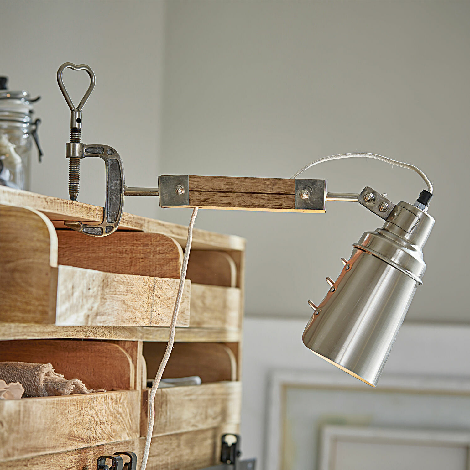 Klemlamp Lewiston Metalen lamp met klem en houten arm in vintage stijl voor montage op meubels