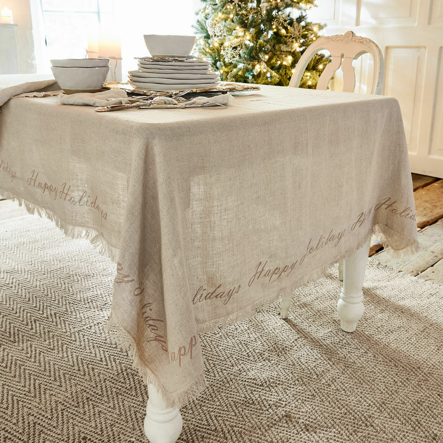 Linnen tafelkleed in natuurlijke kleur met tekst Happy Holidays, feestelijke tafeldecoratie