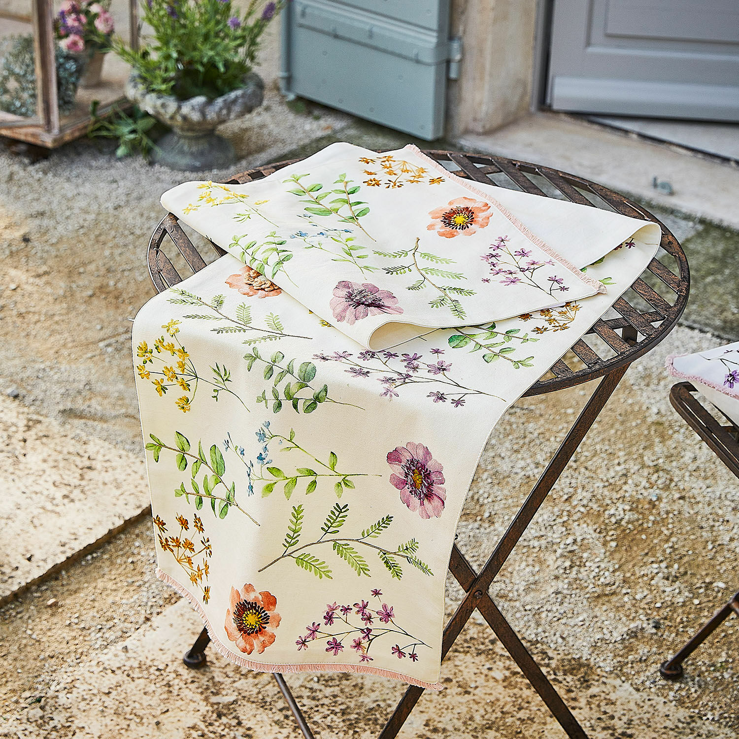Tafelloper Fahzoura Tafelloper van katoen in crèmekleur met kleurrijk bloemenpatroon voor stijlvolle interieurdecoratie