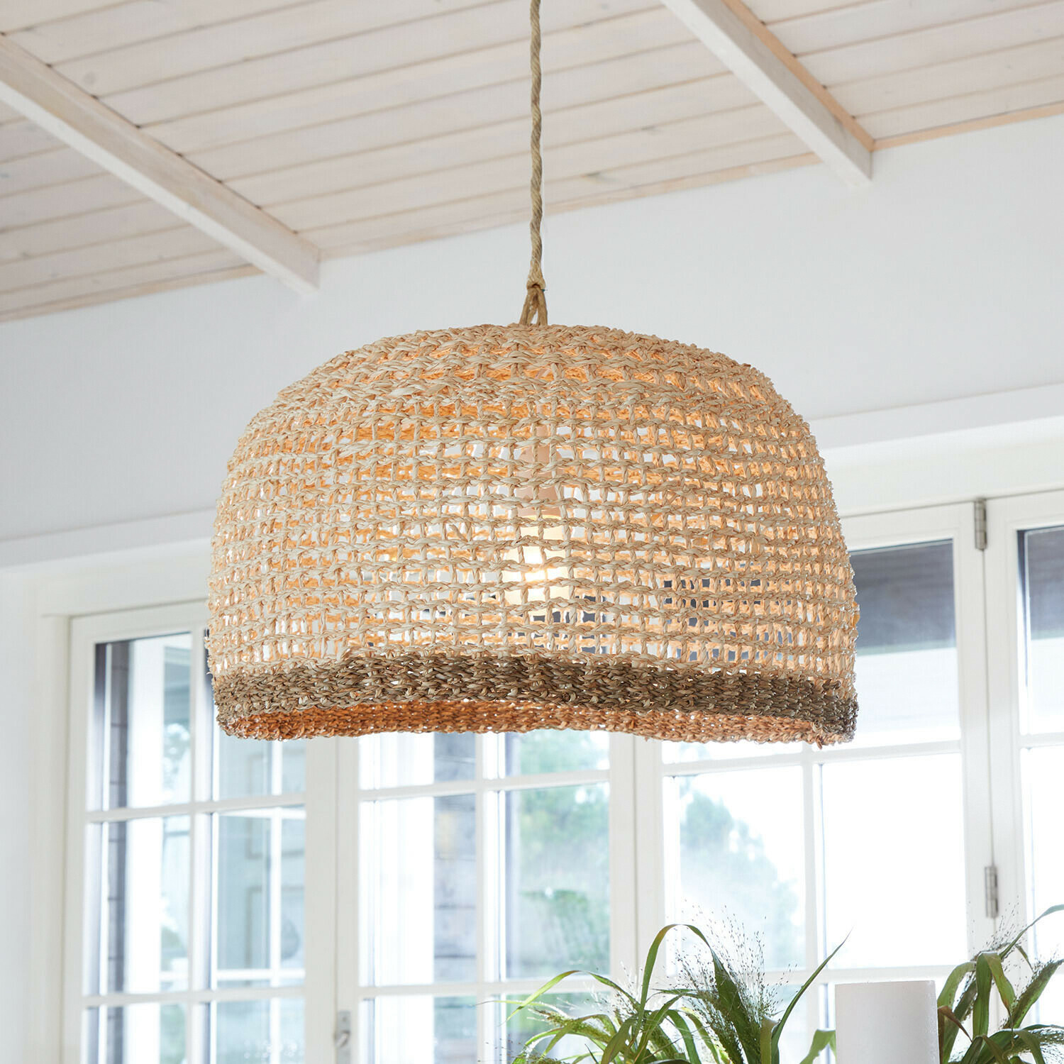 Hanglamp van gevlochten natuurlijk materiaal in beige- en bruintinten voor binnen