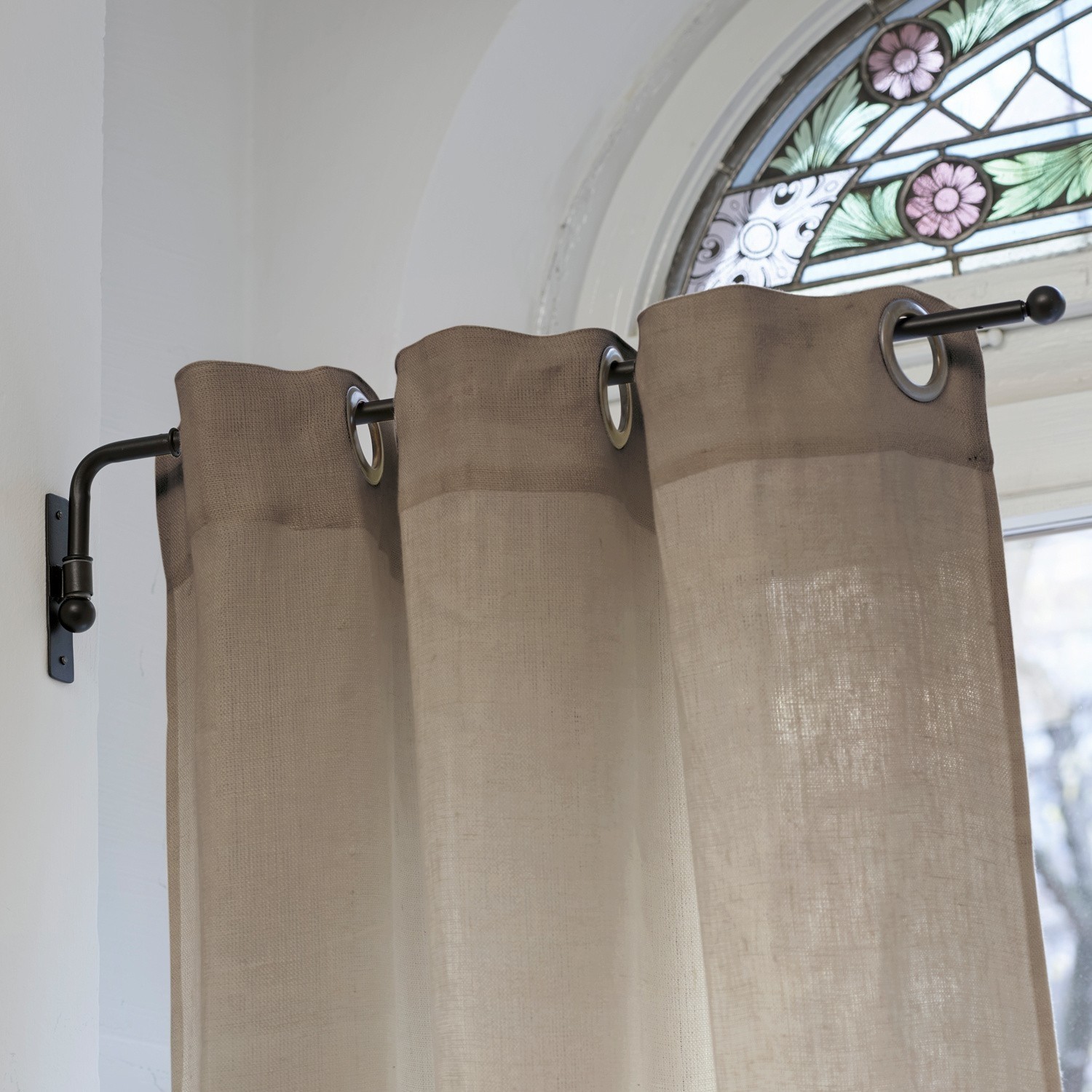 Gordijnroede Epping Beige linnen gordijn met ronde ringen aan metalen gordijnroede in lichte kamer