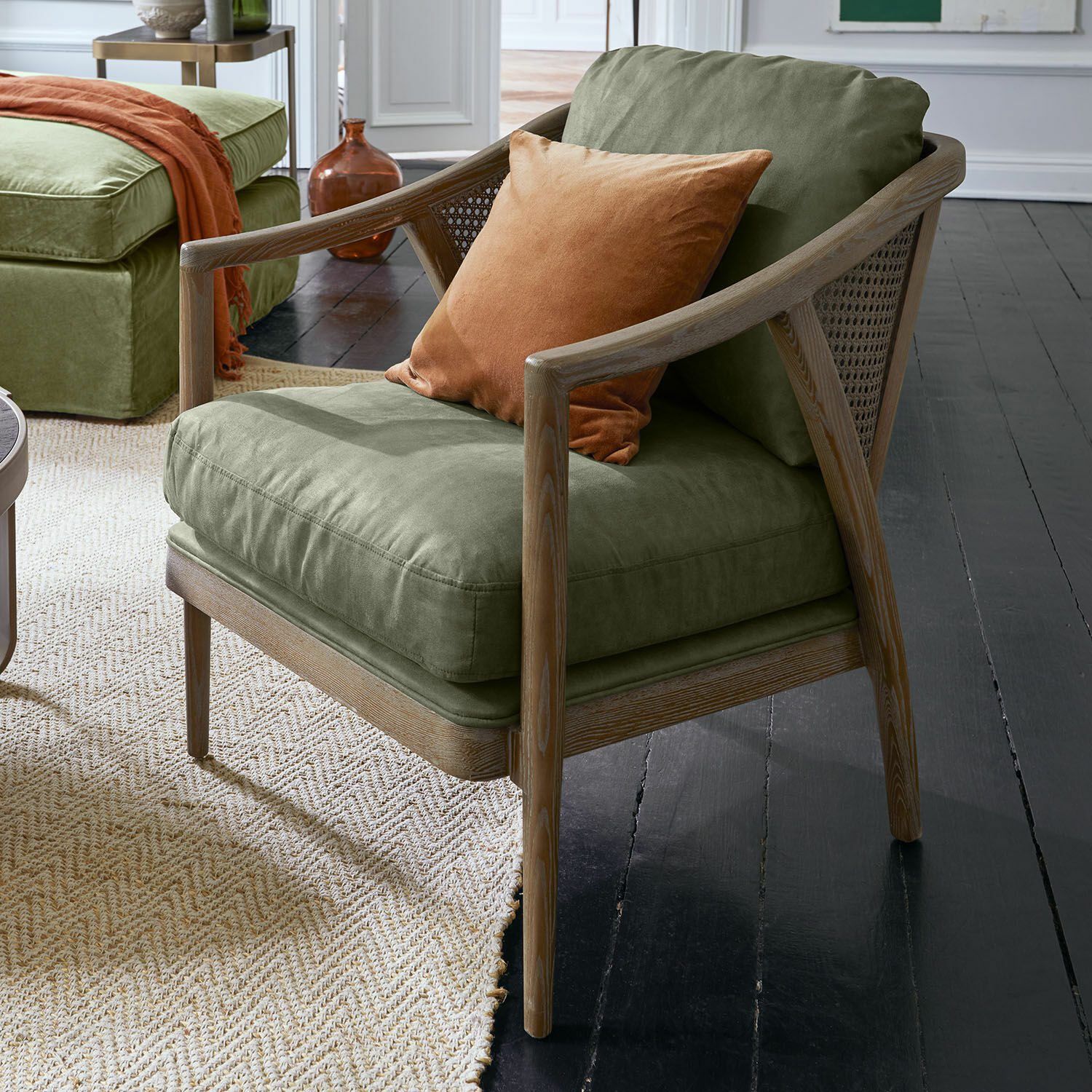 Fauteuil Monterina Fauteuil met houten frame en groene stofbekleding met oranje kussen, moderne woonkamerstoel