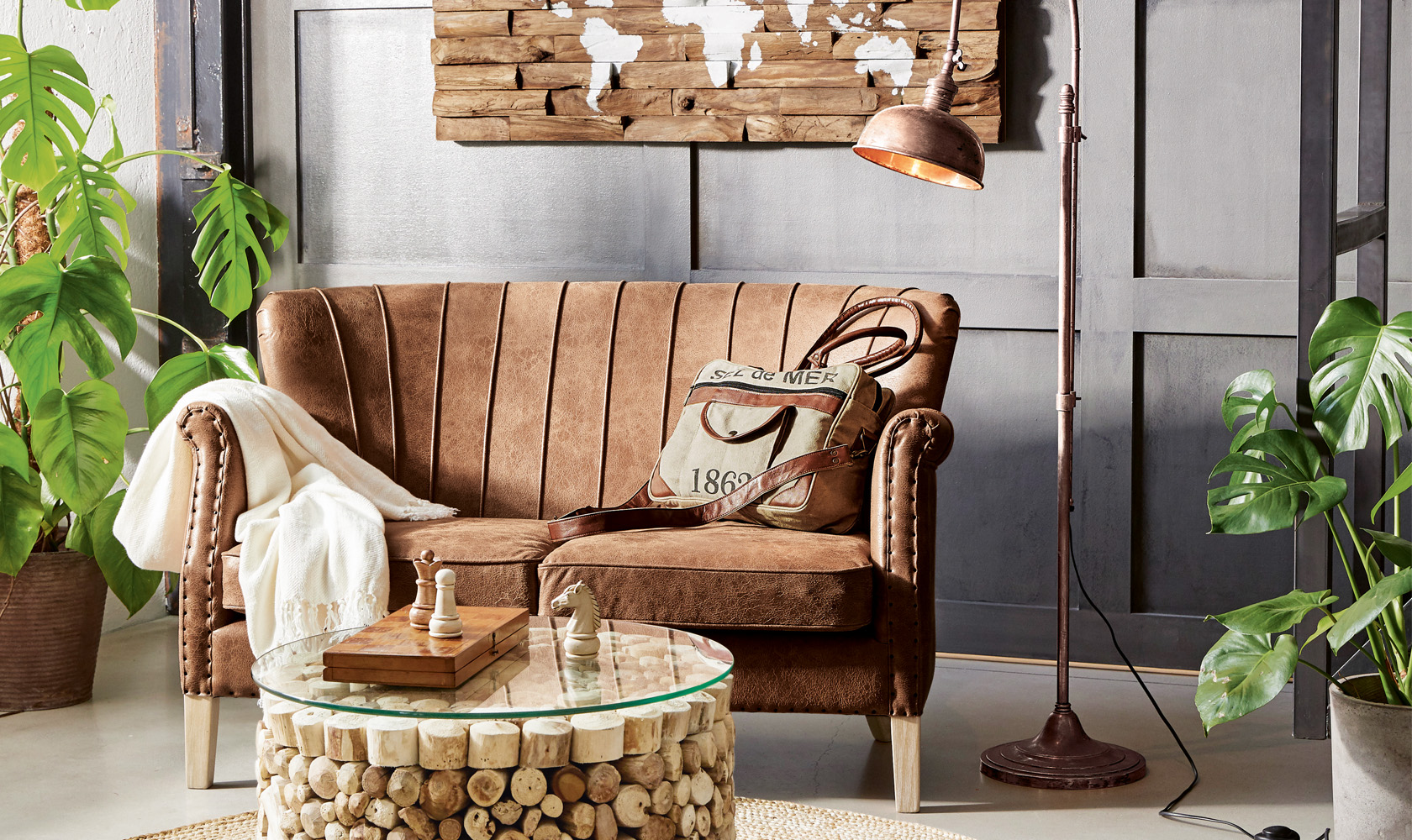 Bruine vintage leren bank met crème deken en houten salontafel met schaakspel in woonkamer