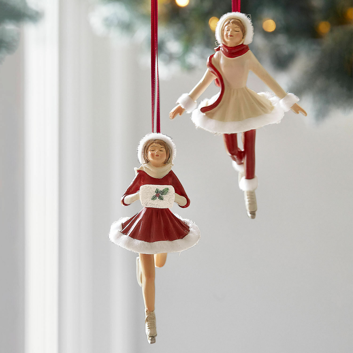 Hanger set van 2 Sylphelle Kerstversiering met hangende schaatsers in rode en crèmekleurige outfits met nepbont randen