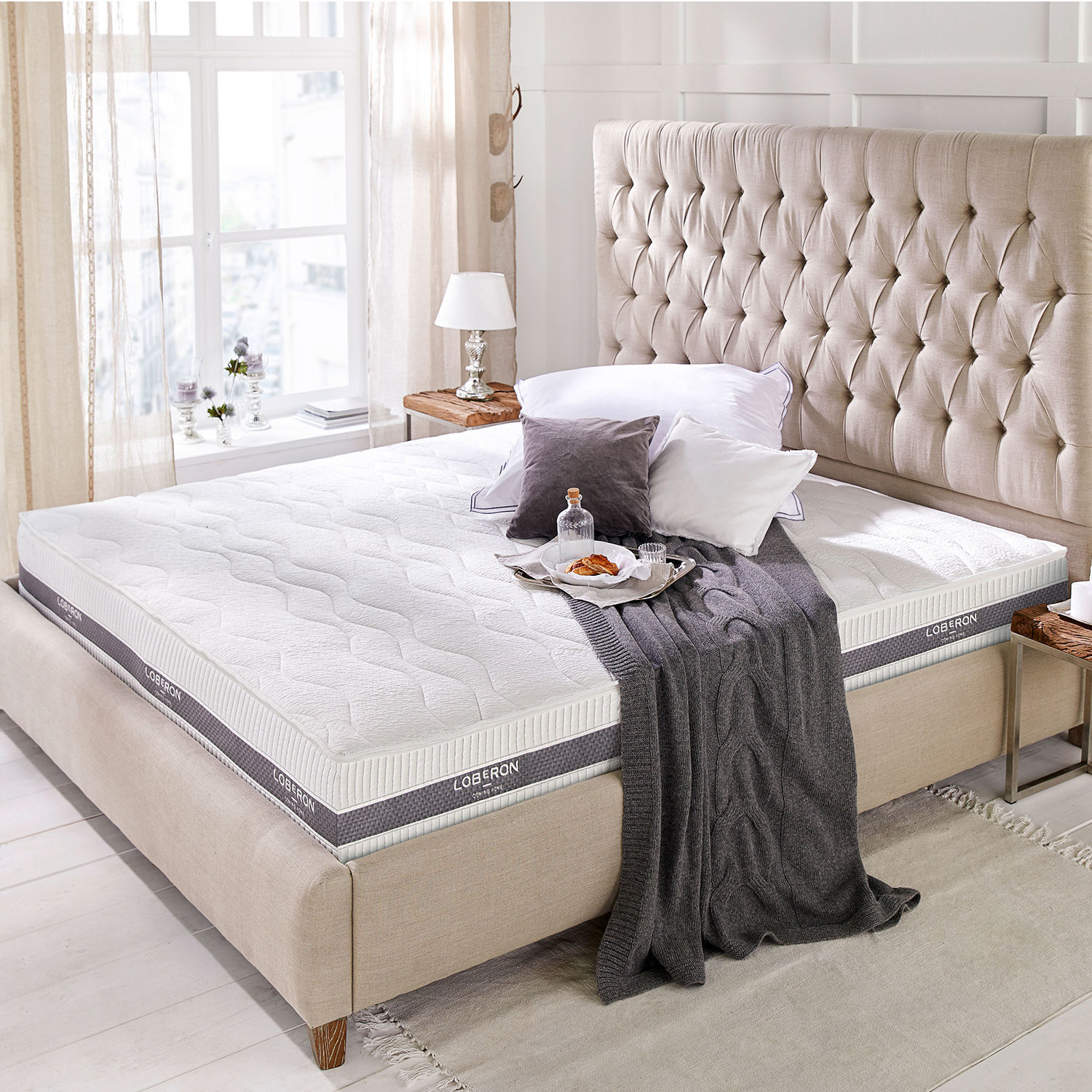 Matras 180 x 200 cm set van 2 Turim Moderne witte schuimmatras op beige bed met gestoffeerd hoofdeinde en grijze deken