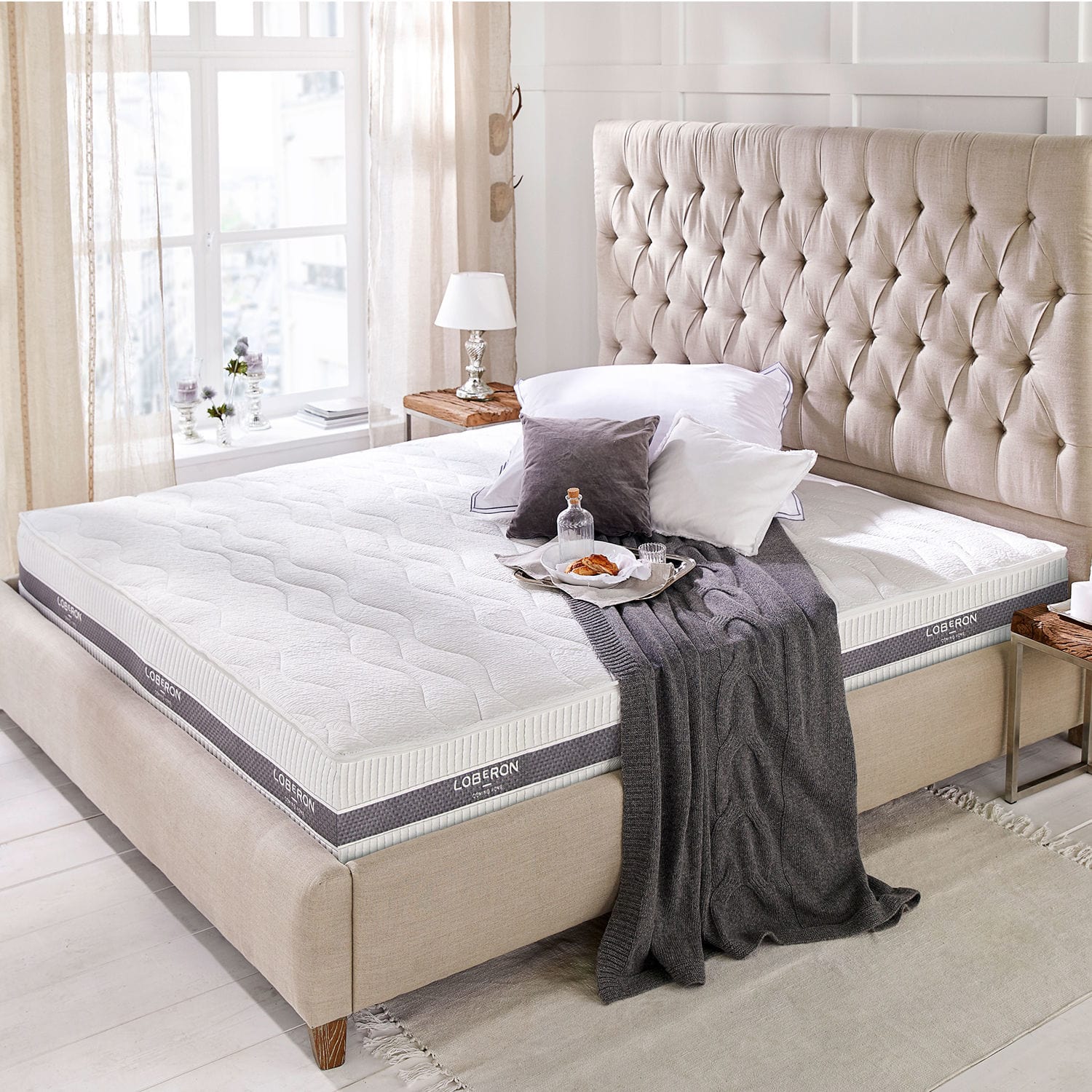 Matras 180 x 200 cm set van 2 Turim Moderne witte schuimmatras op beige bed met gestoffeerd hoofdeinde en grijze deken