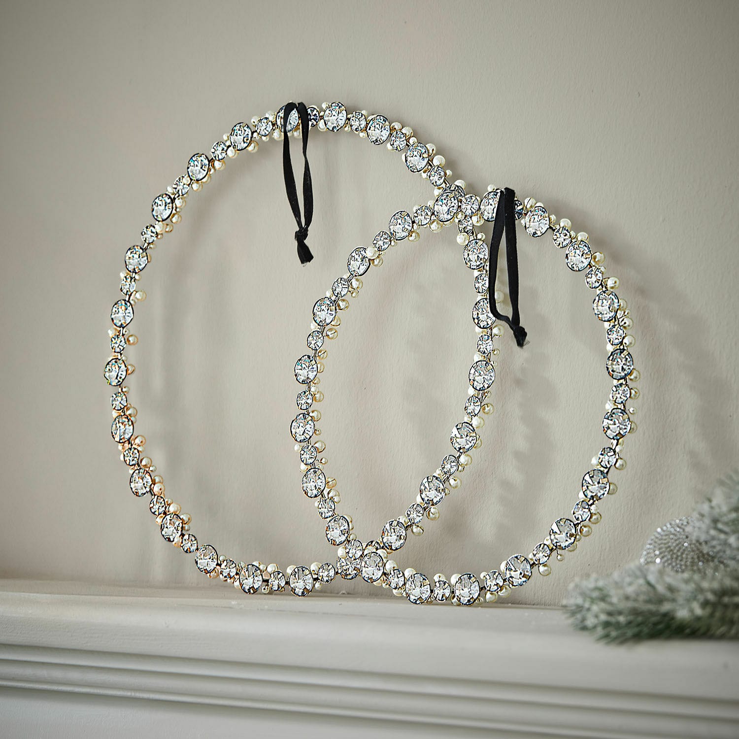 Krans set van 2 Lioraith Twee ronde decoratieve kransen met kristallen en parels aan zwart lint om op te hangen