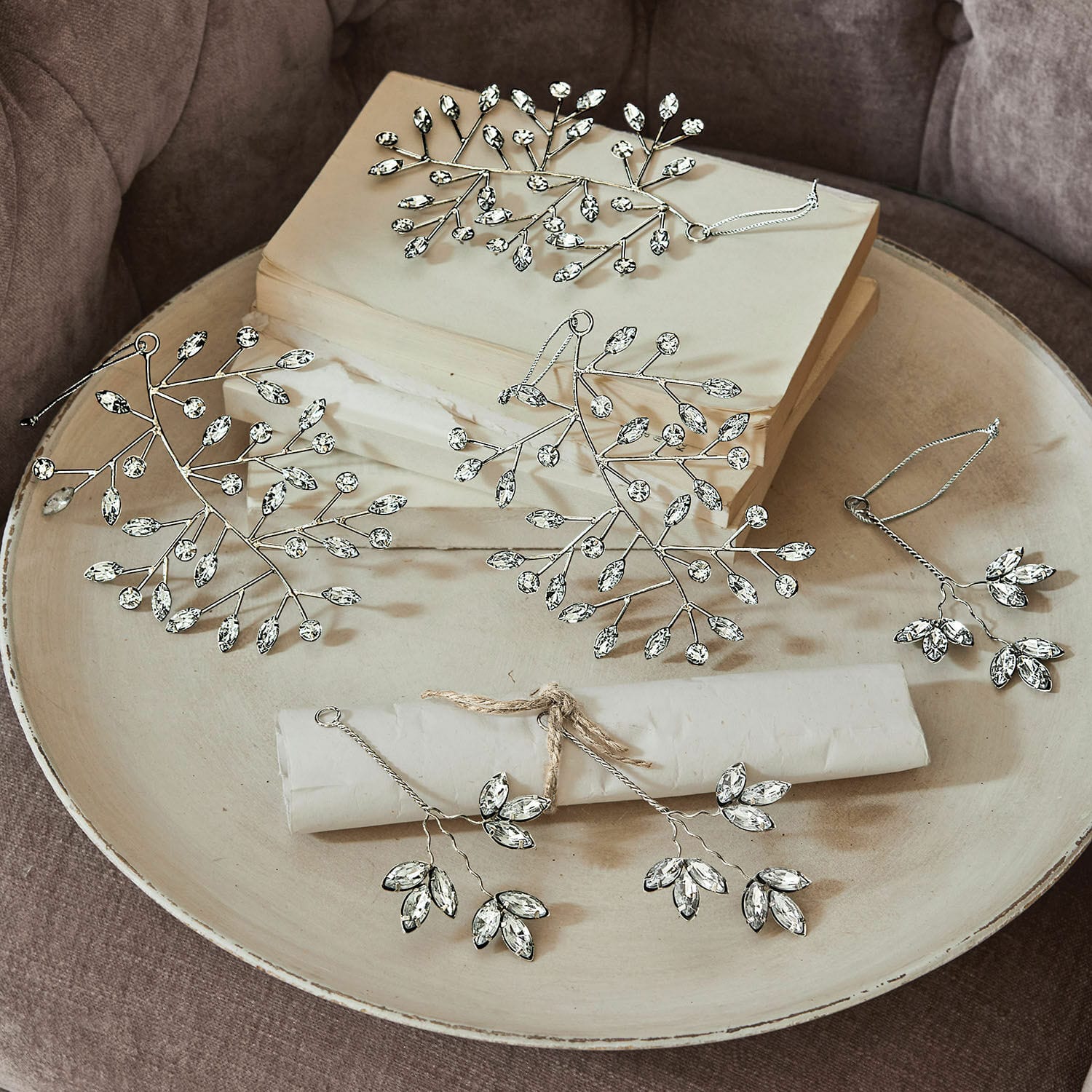 Kerstversiering set van 6 Eileen Decoratieve zilveren takken met kristallen bladeren op beige bord, tafeldecoratie