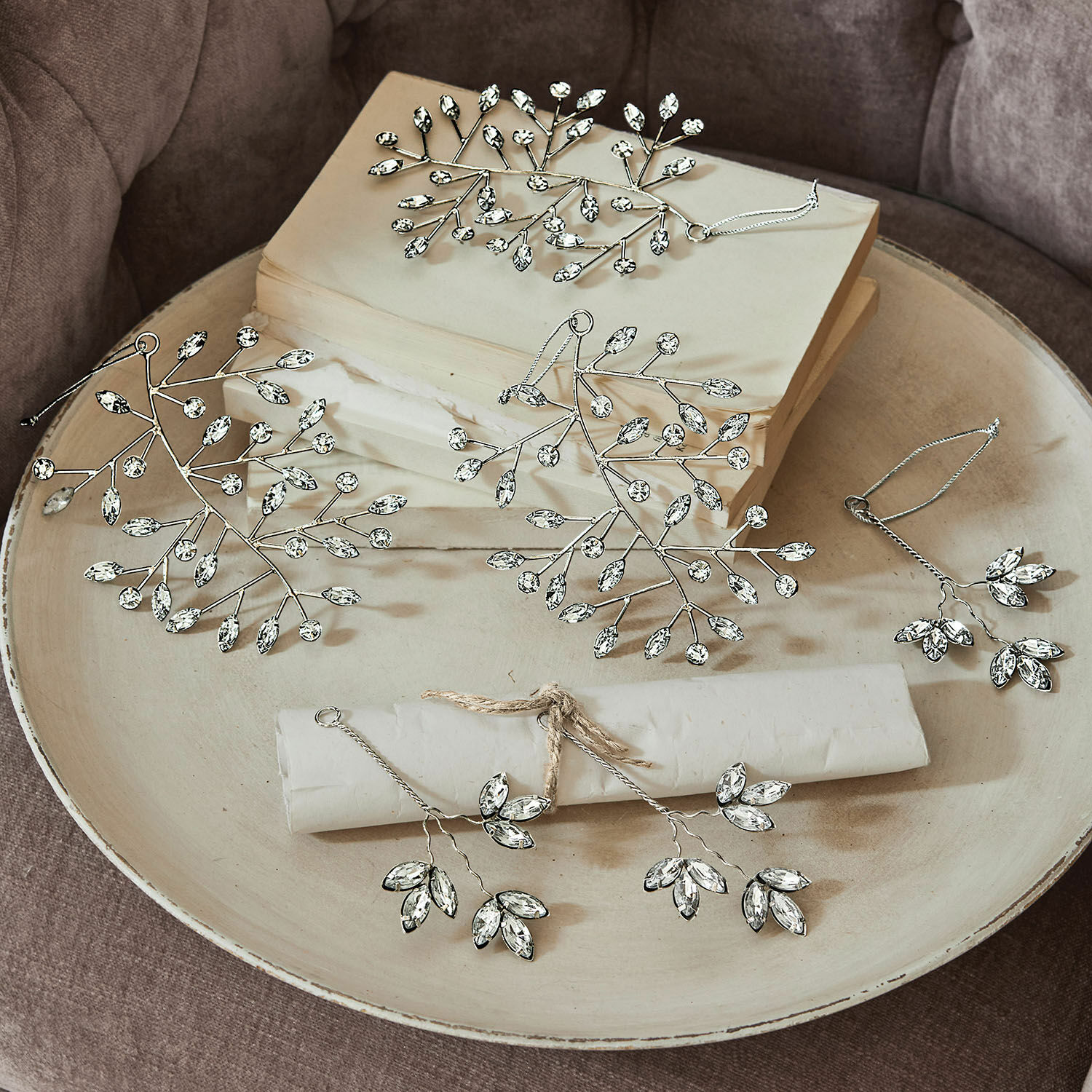 Kerstversiering set van 6 Eileen Decoratieve zilveren takken met kristallen bladeren op beige bord, tafeldecoratie