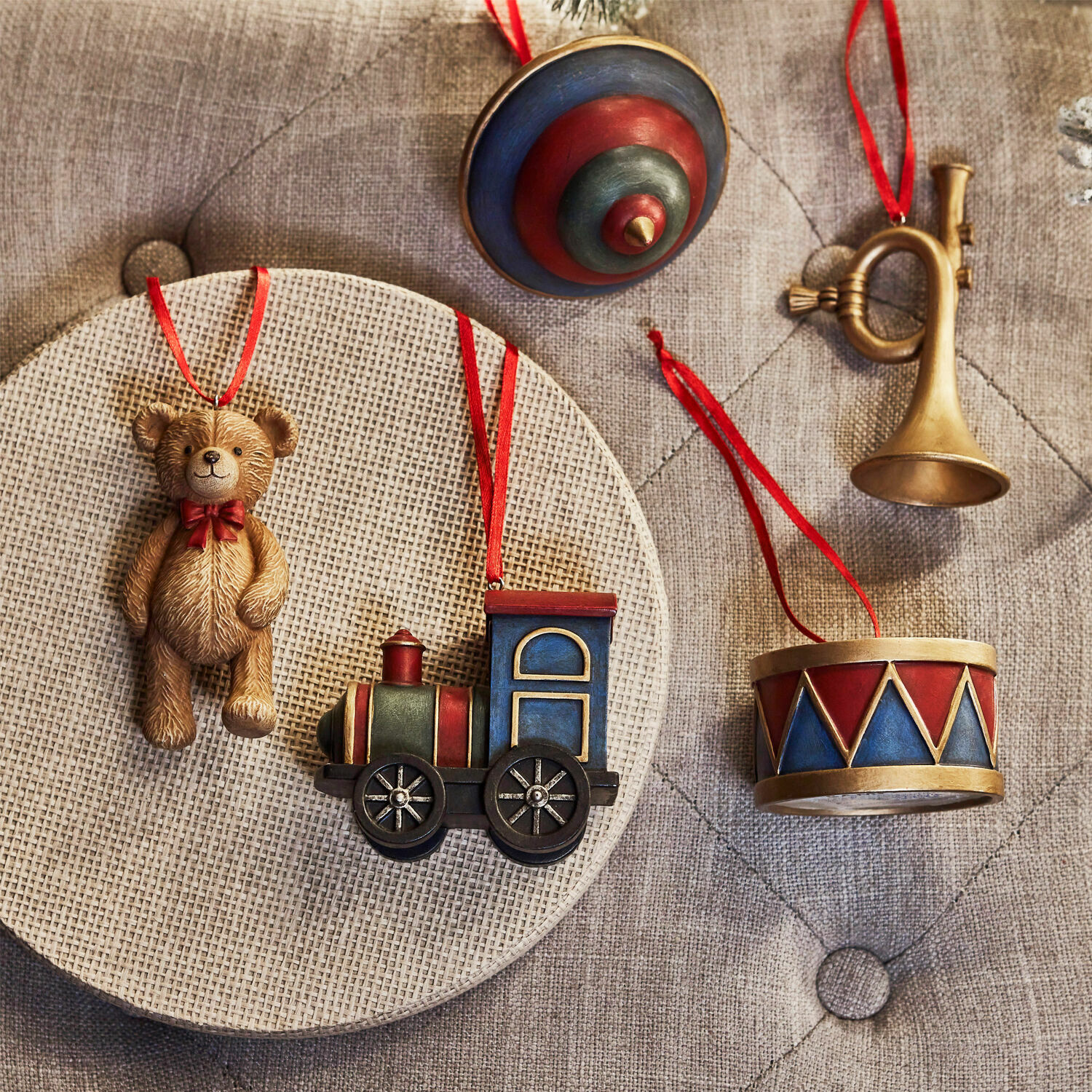 Set kerstversieringen met beer, locomotief, trommel en trompet in rood en blauw