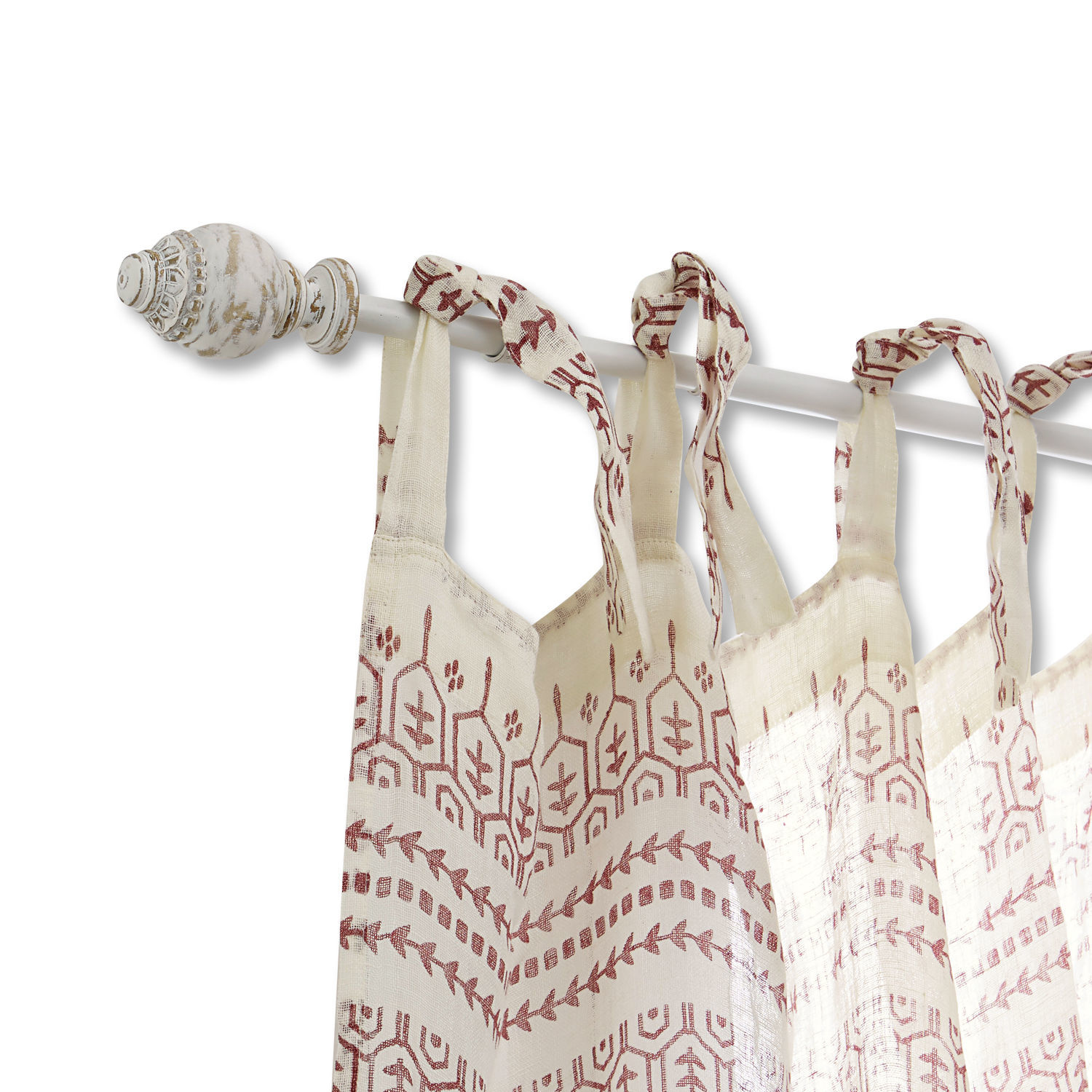 Gordijnroede Trangé Katoenen gordijn in crèmekleur met bordeaux patroon aan witte gordijnroede met decoratieve eindkap