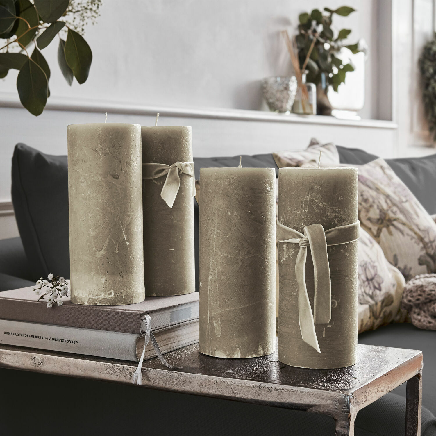 Kaars set van 4 Homel Set van vier beige decoratieve kaarsen met linten op metalen tafel in woonkamer