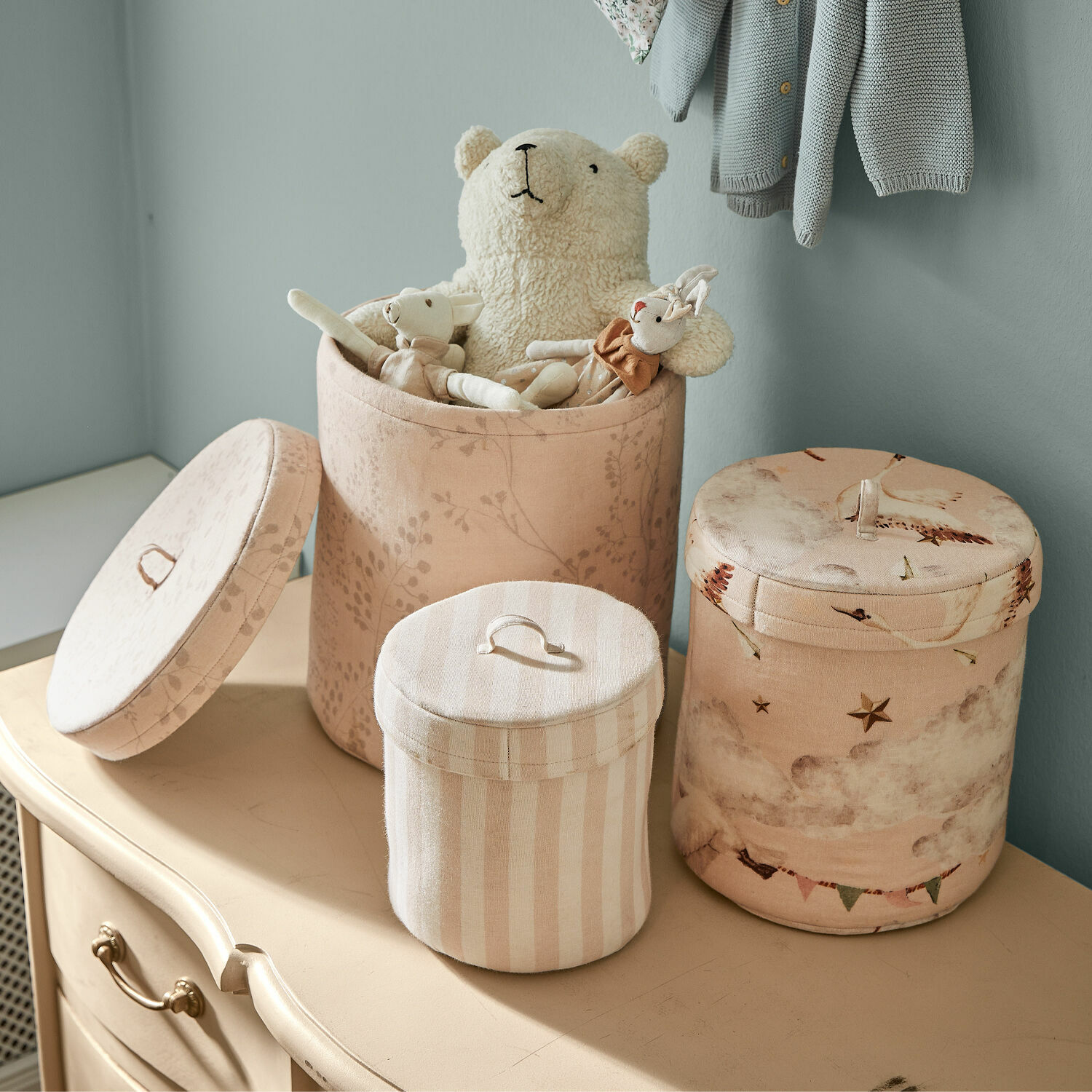 Box set van 3 Bellise Drie pastelgekleurde stoffen opbergboxen voor speelgoed in kinderkamer met knuffels en decoratie