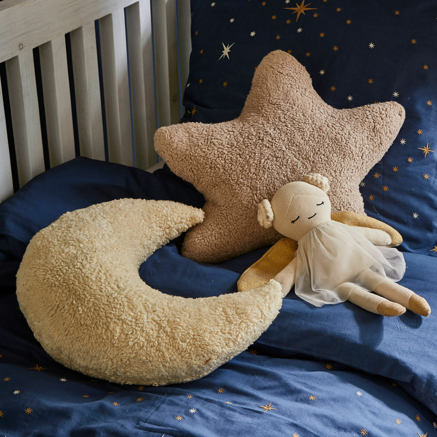 Kussen set van 2 Jollymoon Zachte kussens in ster- en maansvorm van pluche materiaal op donkerblauw beddengoed met sterrenmotief