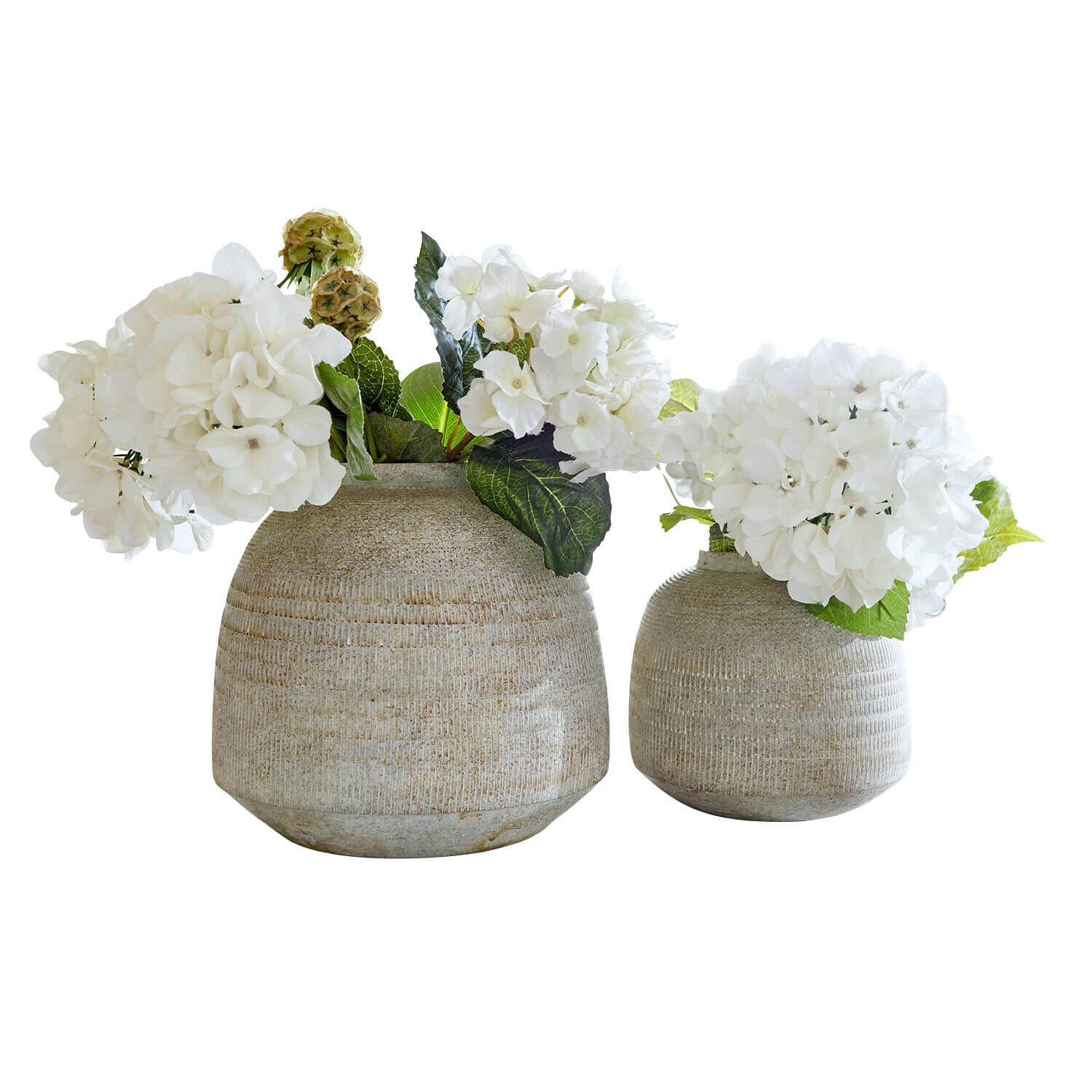 Twee beige keramische vazen met witte hortensia bloemen, stijlvolle interieurdecoratie