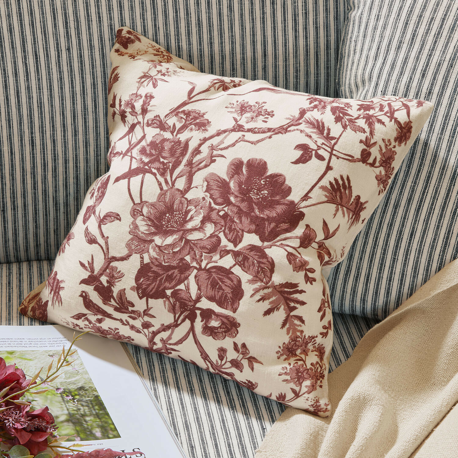 Kussenhoes Rosanique Decoratief katoenen kussen in crème met bordeaux bloemenpatroon op een gestreepte achtergrond