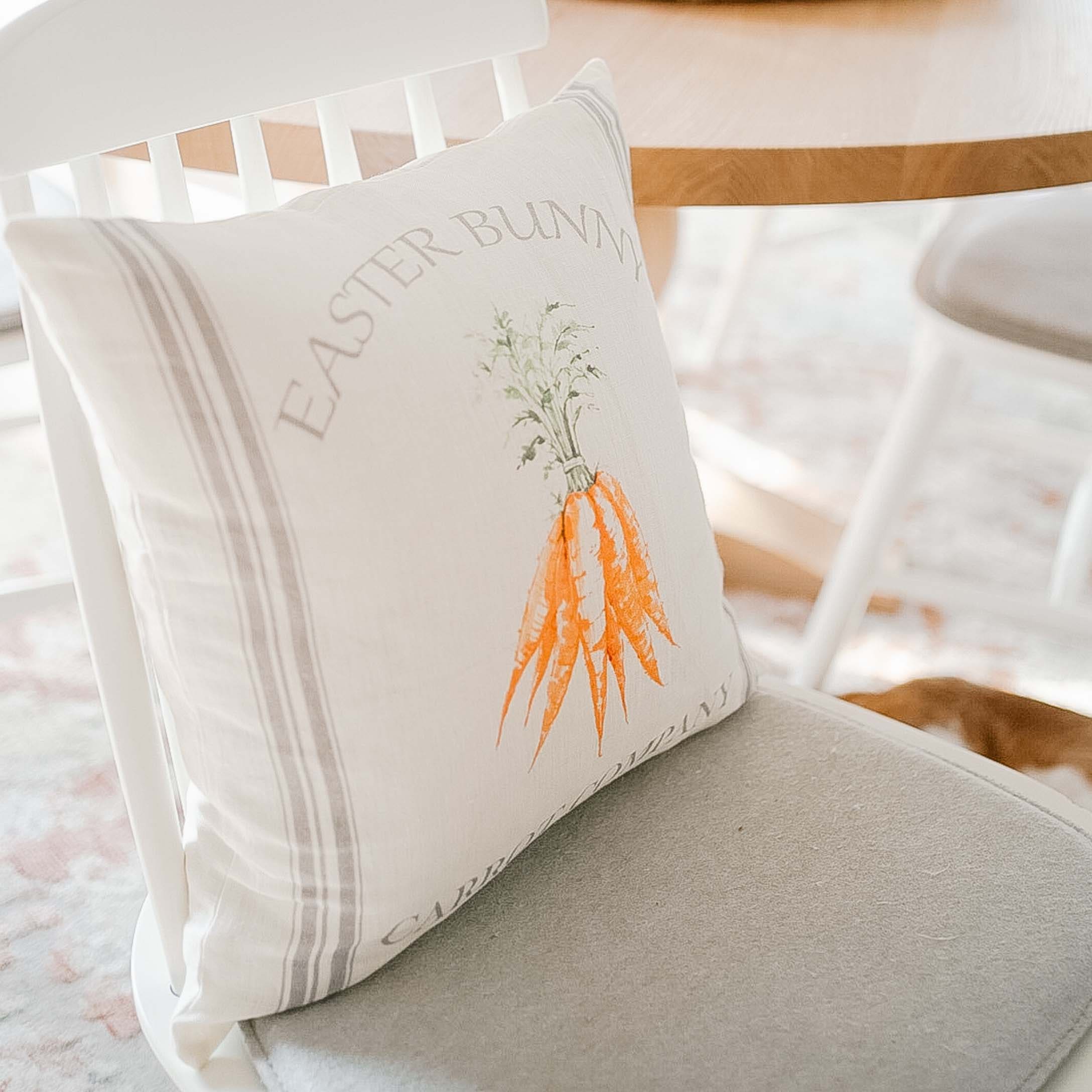 Witte katoenen kussen met wortelprint en tekst Easter Bunny, lente woondecoratie