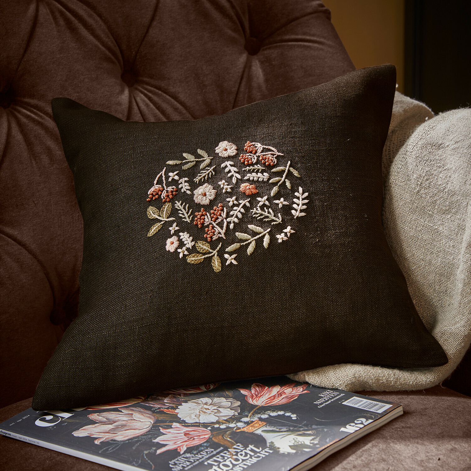 Kussenhoes Mireve Donkerbruin linnen kussen met geborduurd bloemenpatroon, woondecoratie en textiel