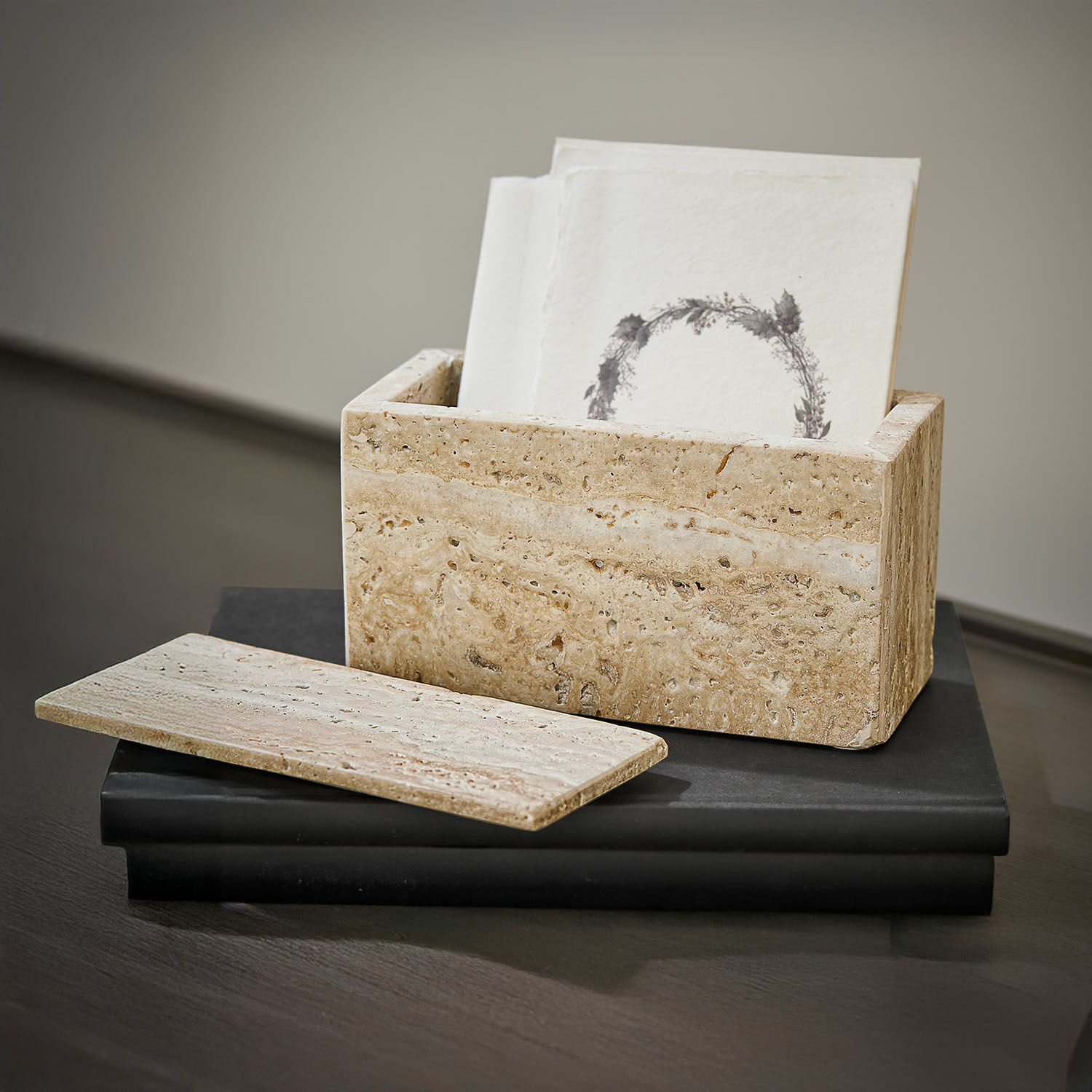 Beige travertijn houder voor servetten, elegante accessoire voor tafeldecoratie