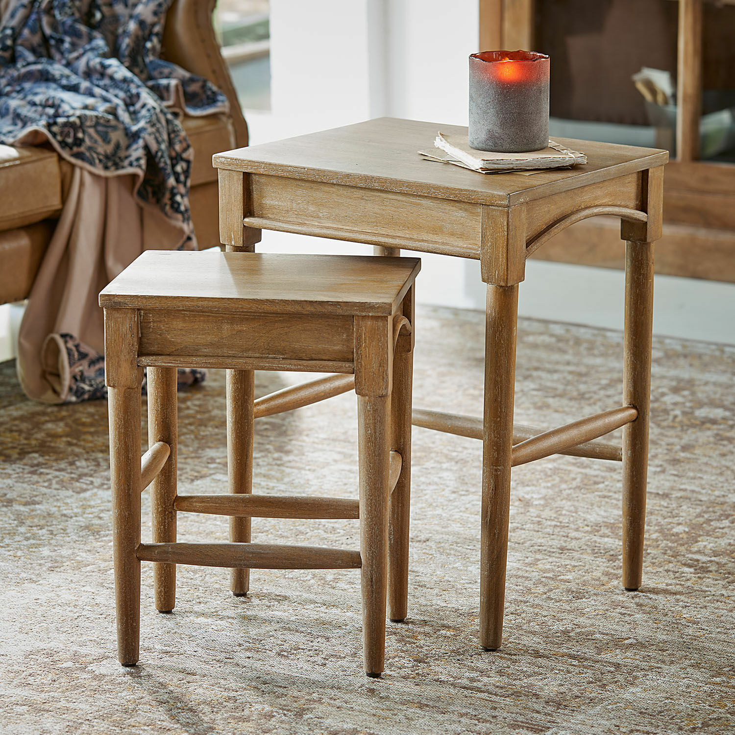 Bijzettafel set van 2 Benoique Set van twee houten bijzettafels in natuurlijke kleur op een tapijt in de woonkamer