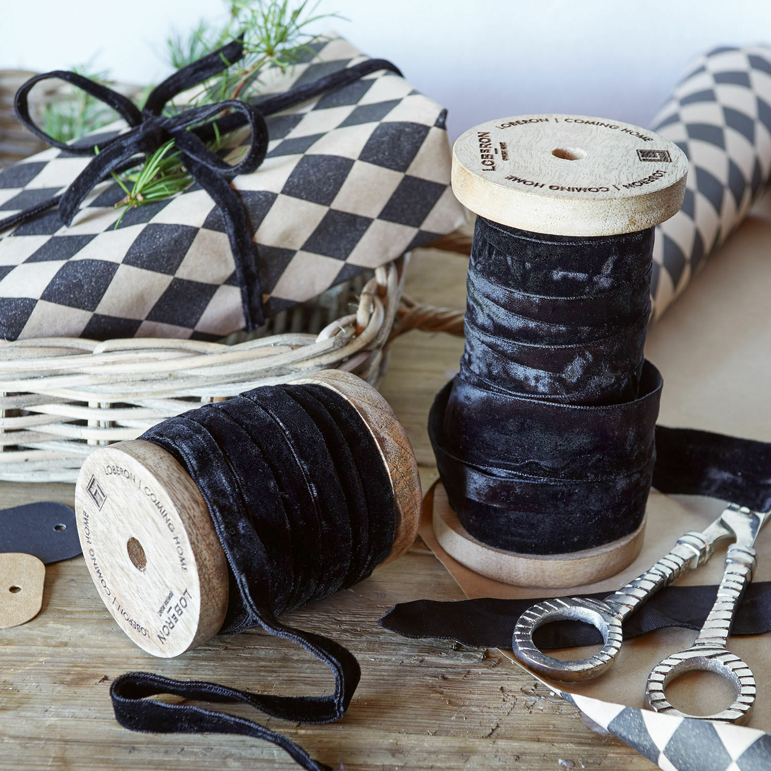 Fluwelen lint set van 2 Liandis Zwarte fluwelen linten op houten spoelen voor decoratie en cadeauverpakking