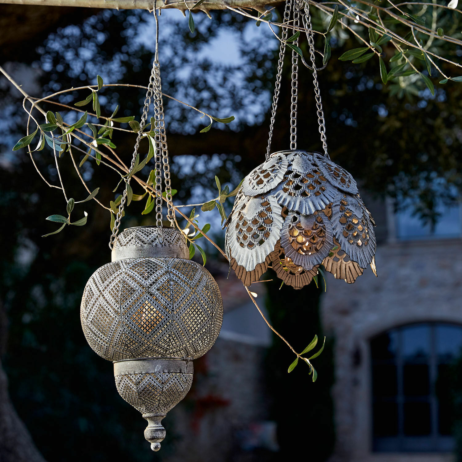 Hanglantaarn op zonne-energie set van 2 Paale Grijze metalen hanglampen met opengewerkt patroon, geschikt voor tuin- en binnenhuisdecoratie